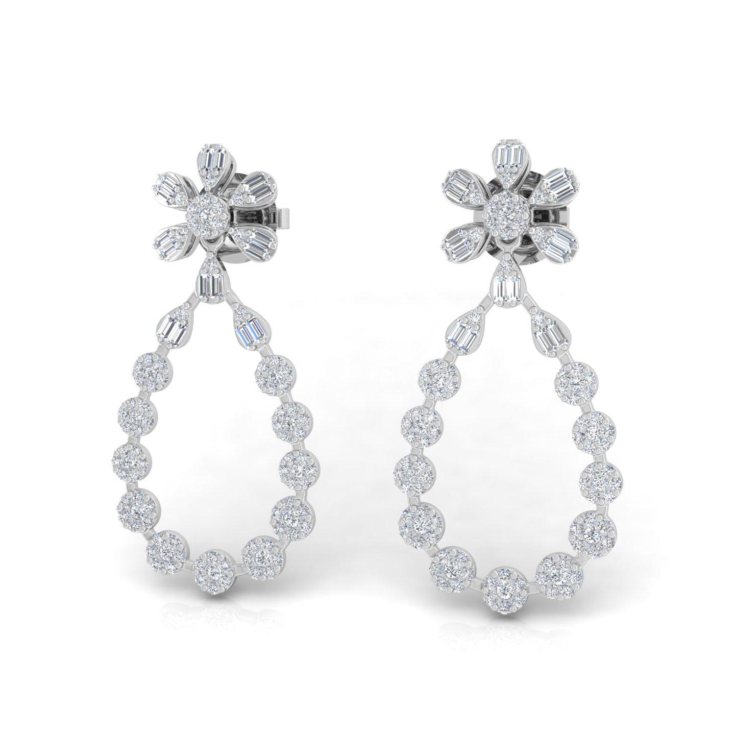 Coulées dans de l'or 18 carats, ces boucles d'oreilles exquises sont serties de 2,00 carats de diamants étincelants.

Suivez la vitrine de Spectrum Jewels pour découvrir la dernière collection et les pièces exclusives. Spectrum Jewels est fièrement