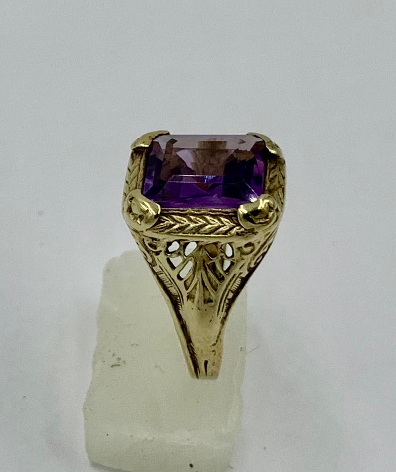 2 Carat Siberian Amethyst Ring 14 Karat Yellow Gold In Good Condition In New York, NY