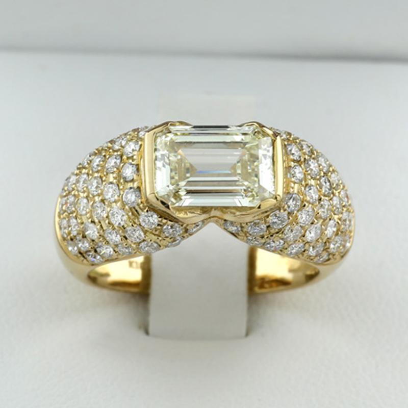 2 Carat Solitaire emerald cut diamond brilliant cut diamonds 1.20 ct Ring In New Condition For Sale In München, DE