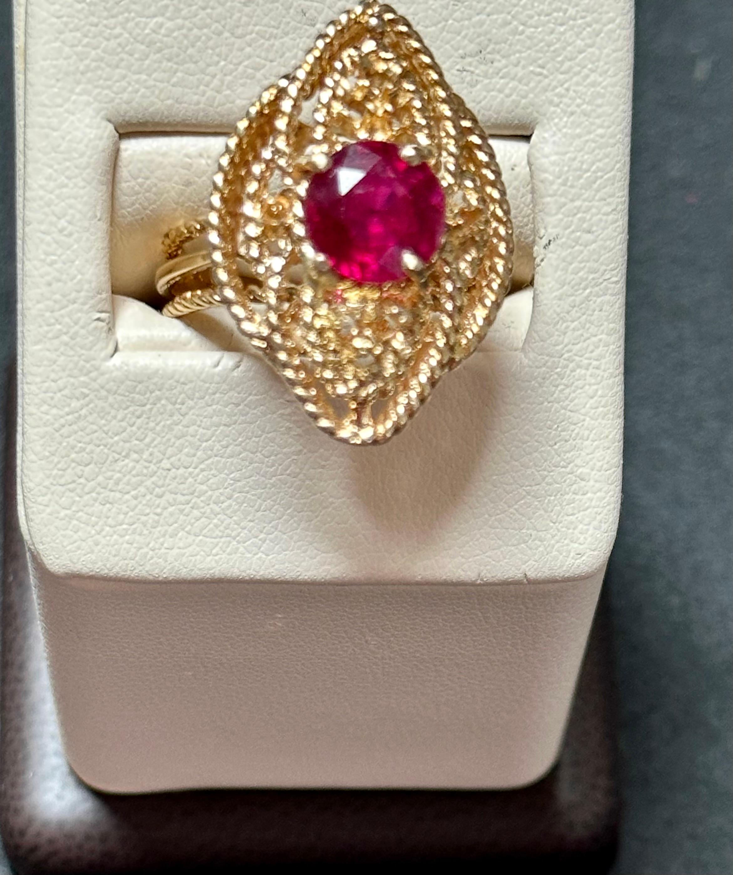 2 Carat Treated Round  Ruby 14 Karat Yellow Gold Cocktail Ring, Vintage In Excellent Condition For Sale In New York, NY