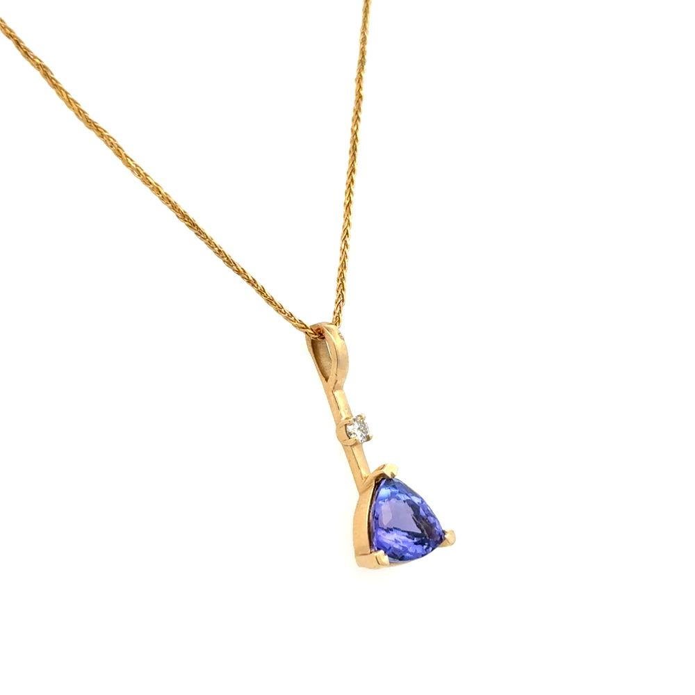Semplicemente bello! Collana con ciondolo vintage in oro con tanzanite e diamanti, finemente dettagliata. Caratterizzato da una tanzanite trilobata da 2 carati incastonata a mano. Accentuato da un diamante rotondo taglio Brilliante da 0,07 carati