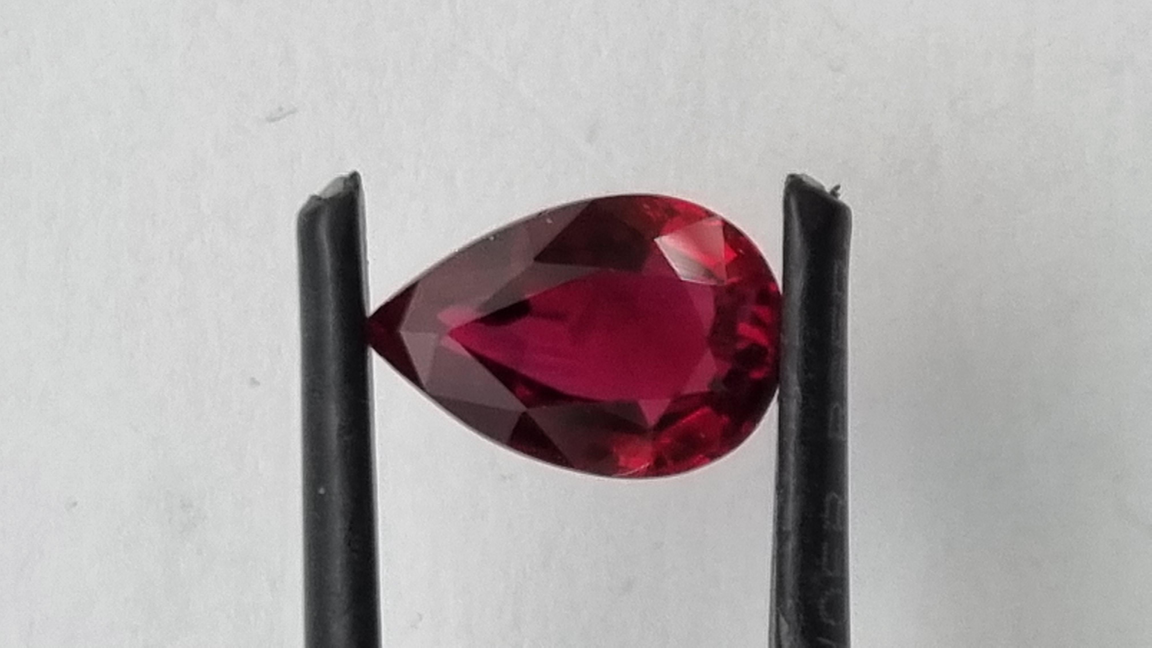 2 carat unheated pigeons blood pearshape burmese ruby In New Condition For Sale In London, GB