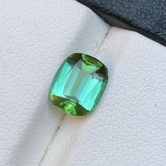 2 Carat Vibrant Green Natural Tourmaline Oval Cut Loose Gemstone for Ring (Tourmaline naturelle verte vibrante, taille ovale, bague)