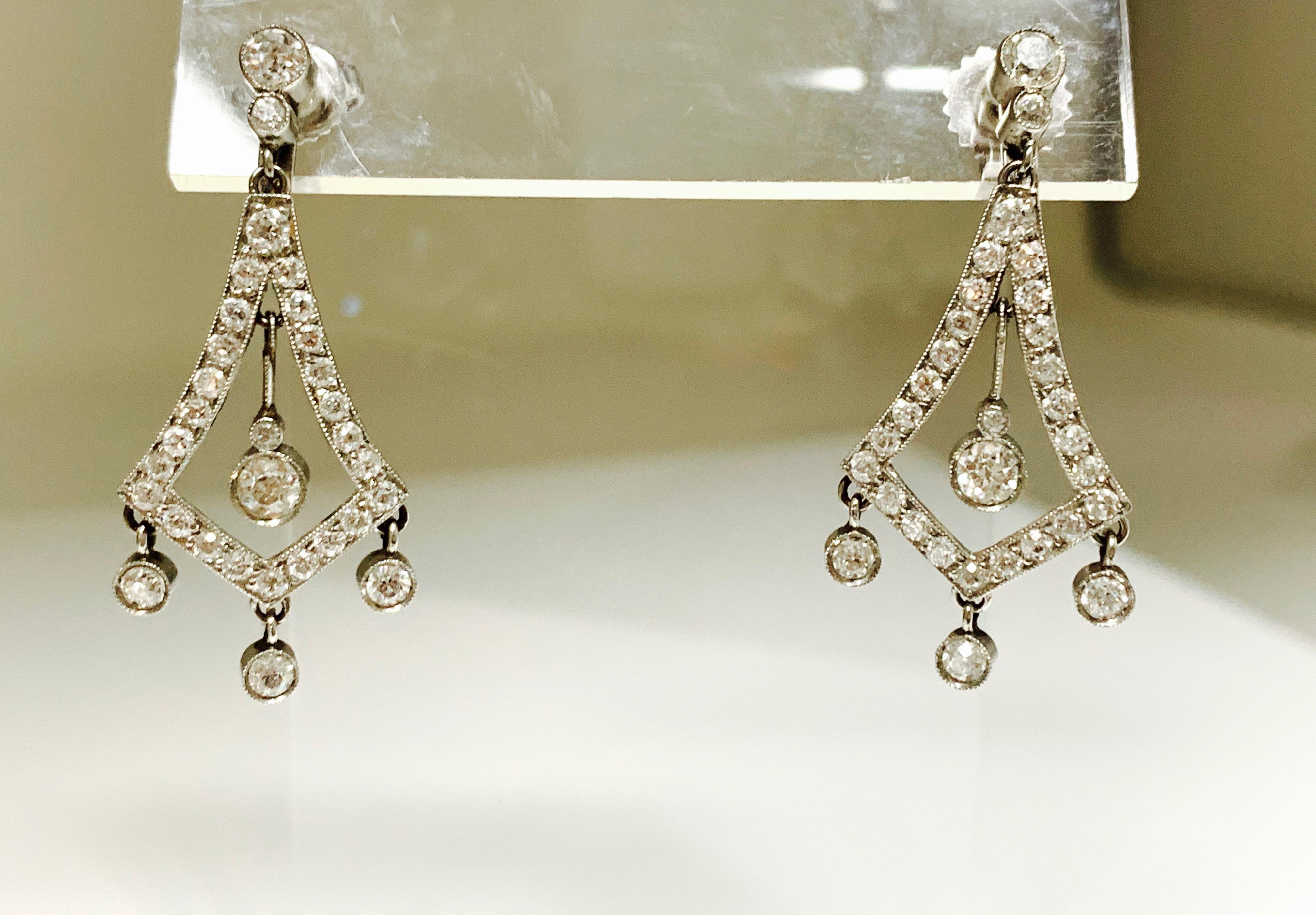 Ces très jolies boucles d'oreilles pendantes sont finement réalisées à la main en platine. 
Les détails sont les suivants : 
Poids du diamant : 2 carats (couleur GH et pureté VS)
Métal : Platine 
Mesures : 1 1/4 pouce de long 

