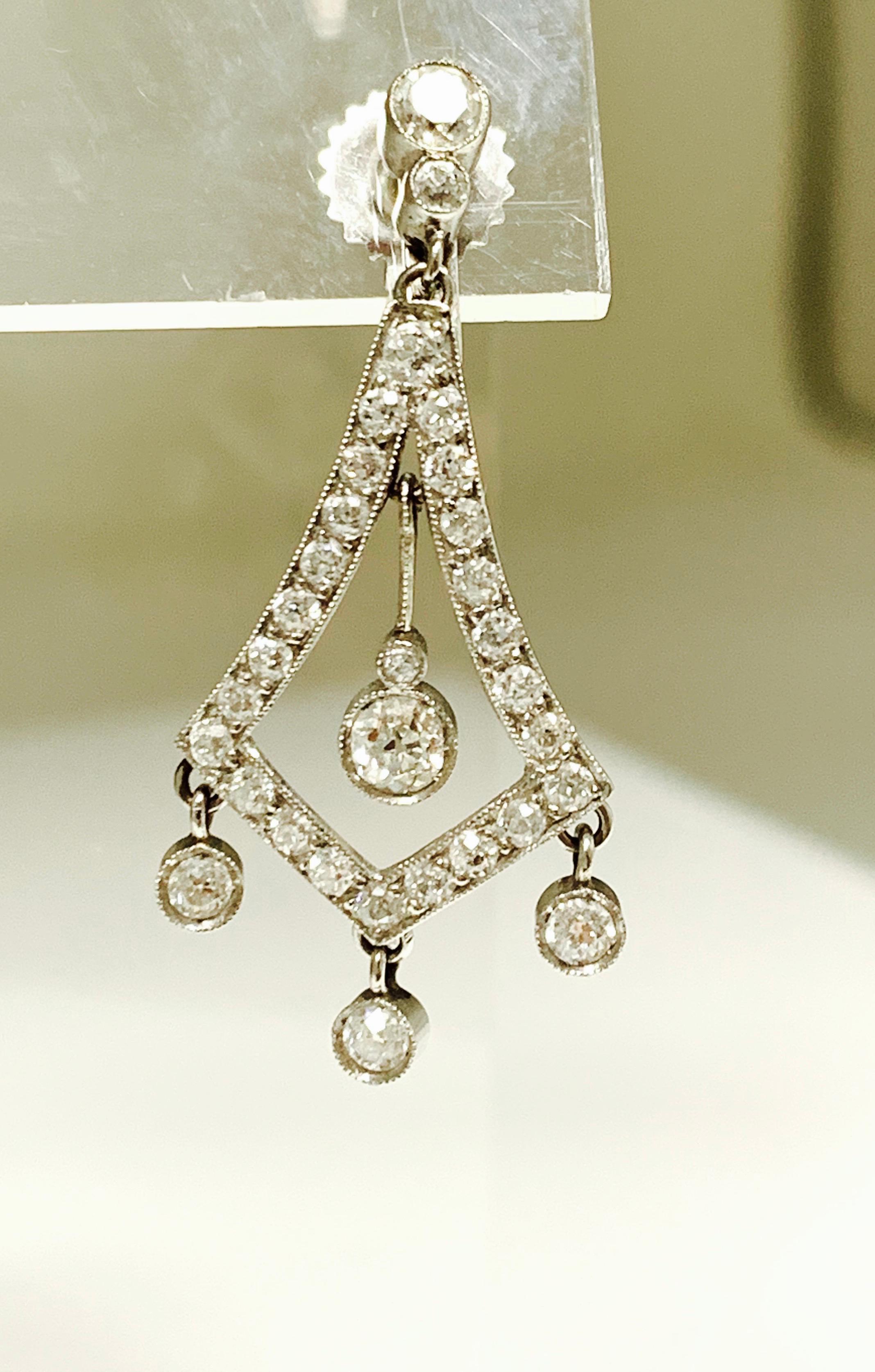 Taille ronde Pendants d'oreilles en platine avec diamants blancs de 2 carats en vente