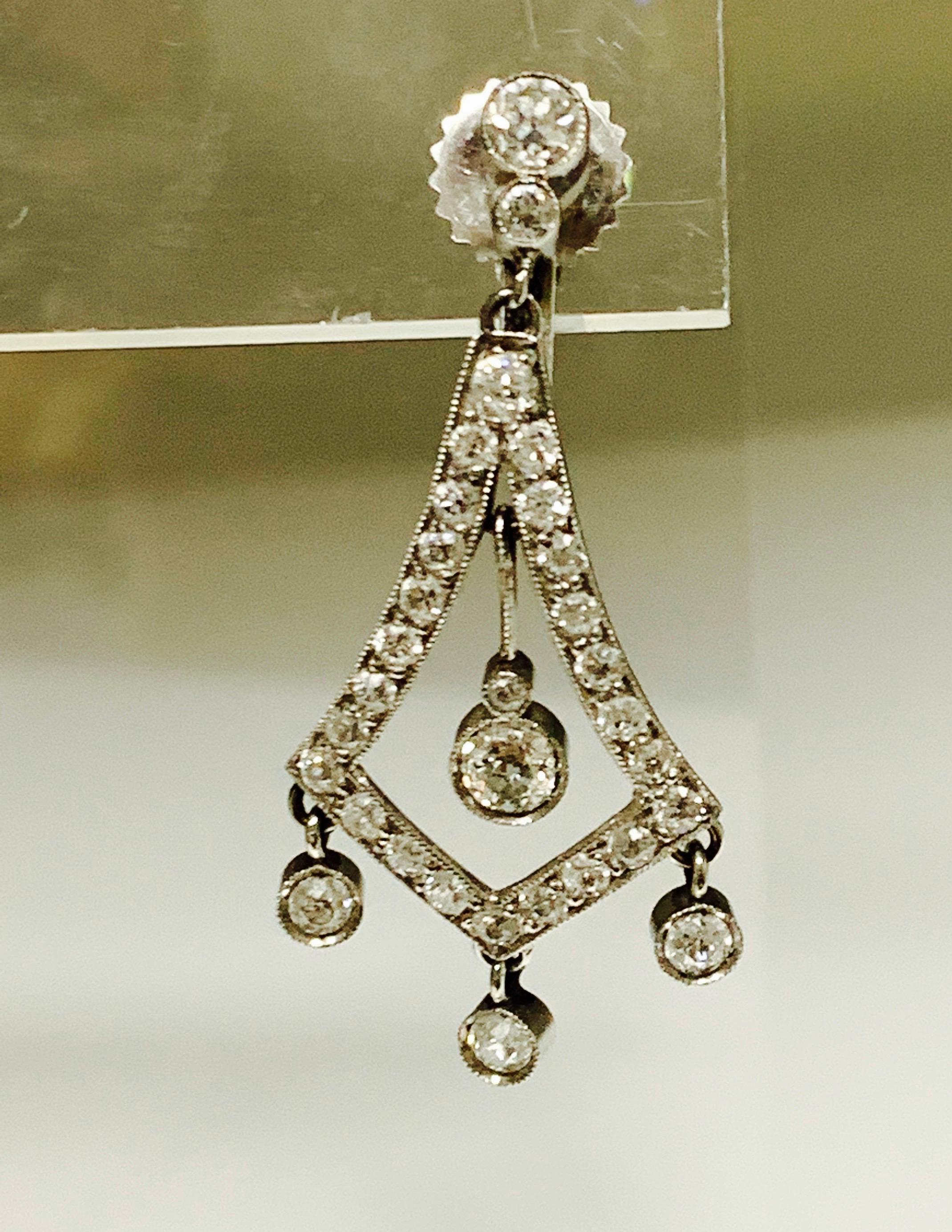 Pendants d'oreilles en platine avec diamants blancs de 2 carats Neuf - En vente à New York, NY