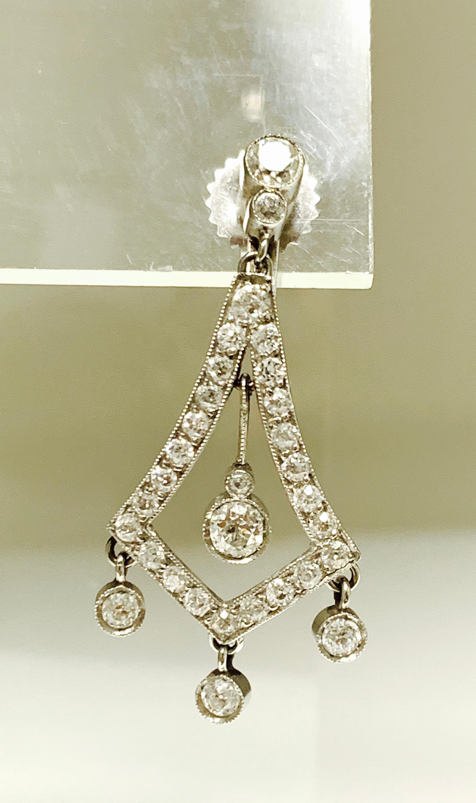 Pendants d'oreilles en platine avec diamants blancs de 2 carats en vente 1