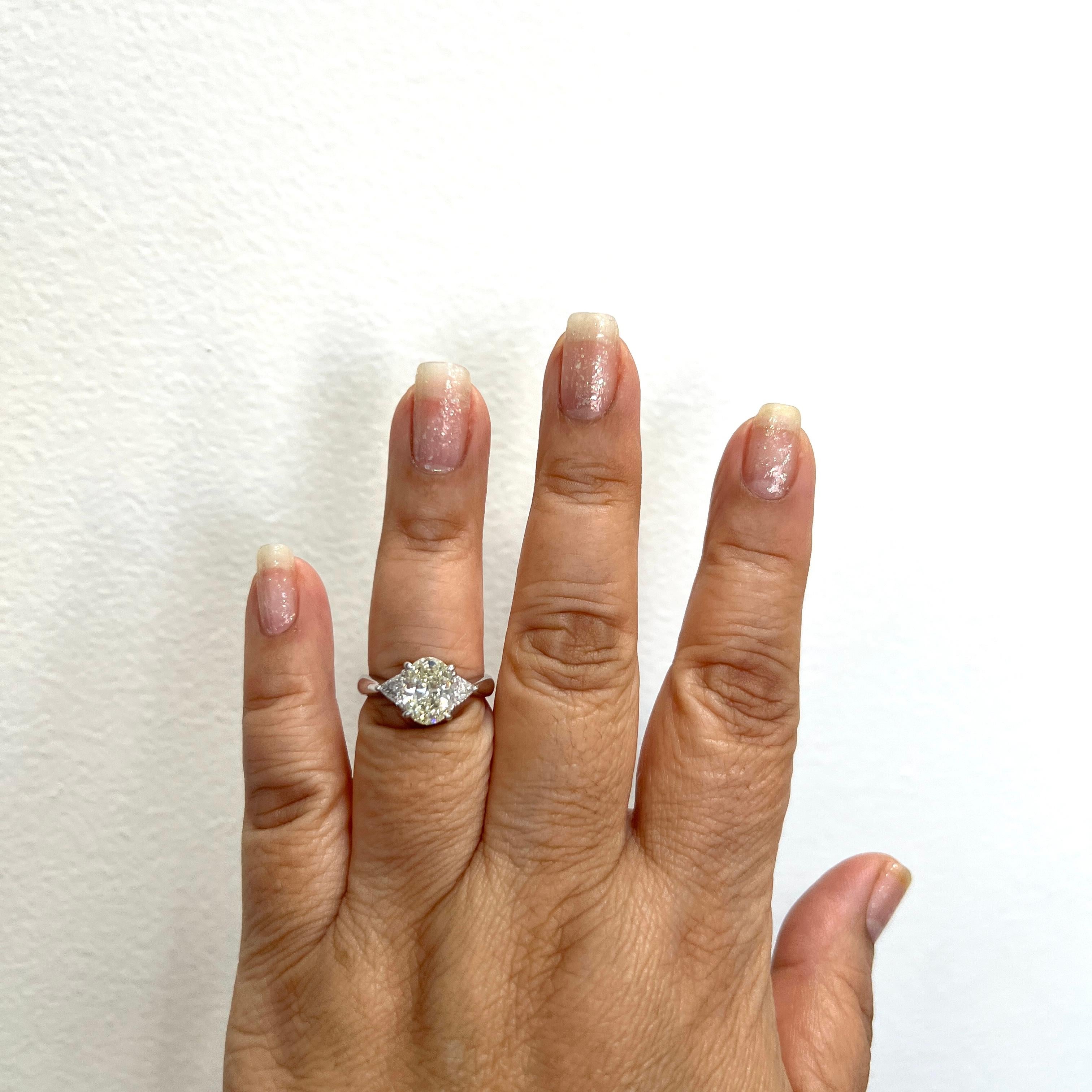 Precioso óvalo de diamantes de 2,01 ct. de buena calidad, blanco y brillante, con trillones de diamantes de 0,41 ct.  Hecho a mano en platino.  Anillo talla 6,75.