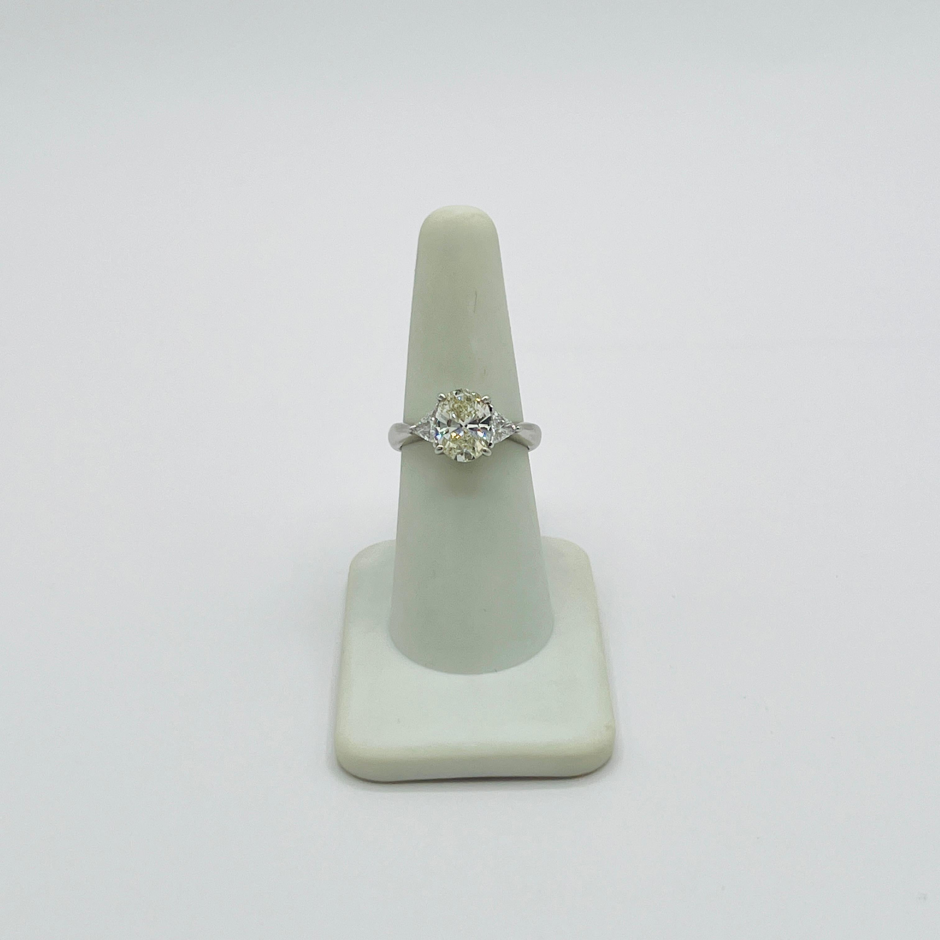 Anillo de tres piedras con diamante blanco ovalado y trillón de 2 quilates en platino Corte oval en venta