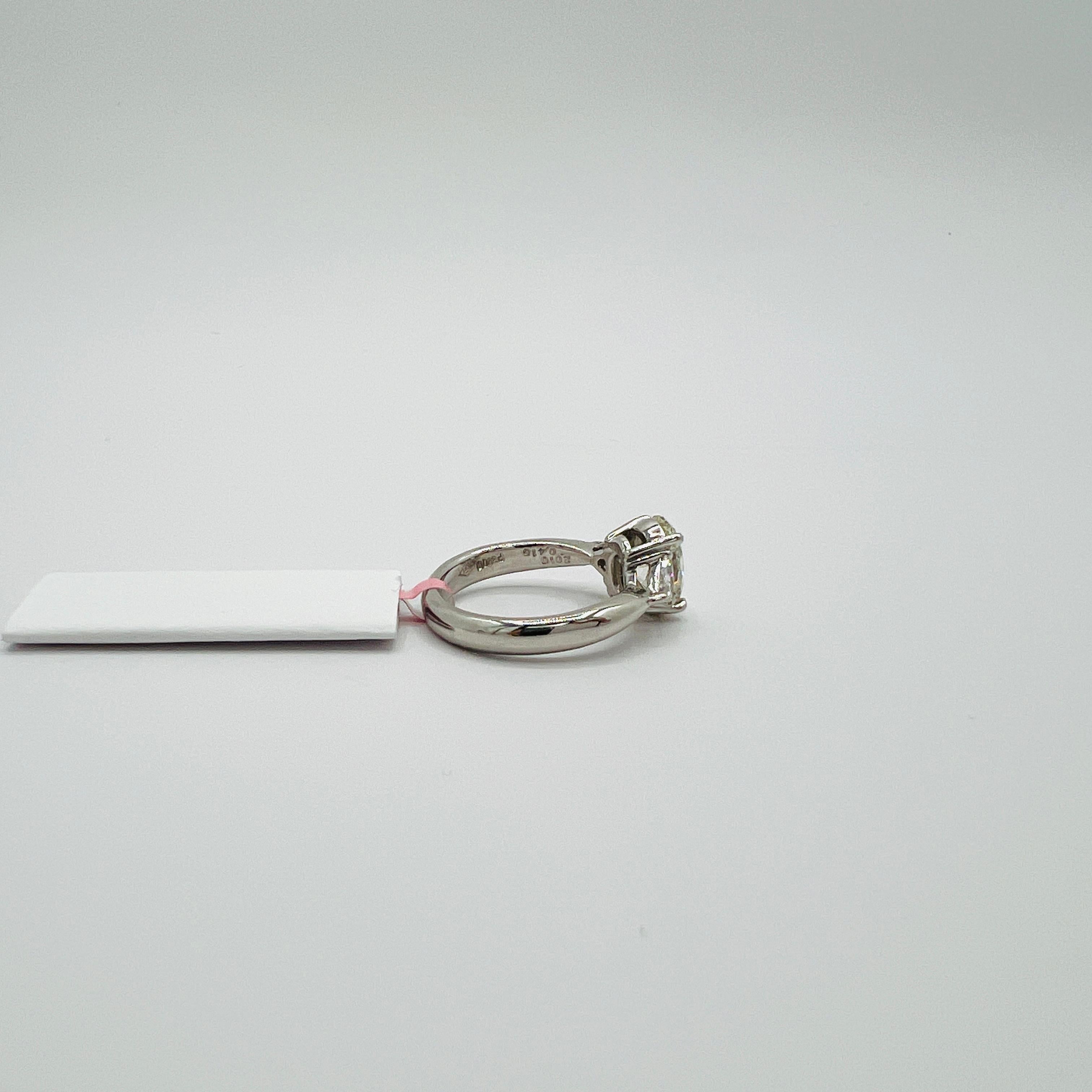 Anillo de tres piedras con diamante blanco ovalado y trillón de 2 quilates en platino en Nuevo estado para la venta en Los Angeles, CA