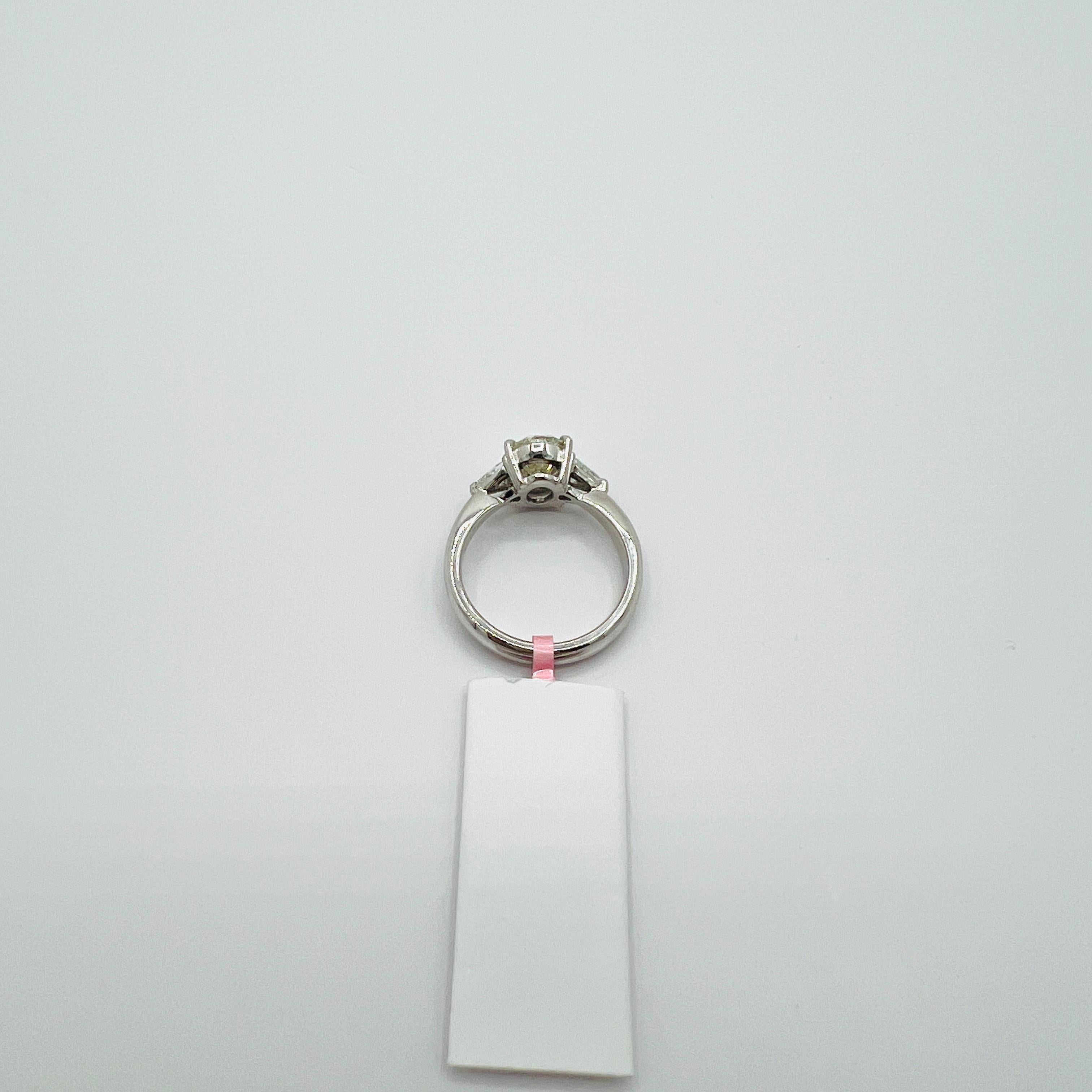 Femenino o masculino Anillo de tres piedras con diamante blanco ovalado y trillón de 2 quilates en platino en venta