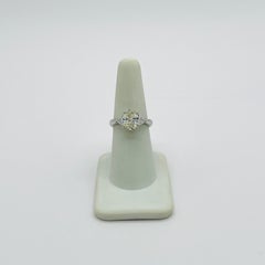 Anillo de tres piedras con diamante blanco ovalado y trillón de 2 quilates en platino