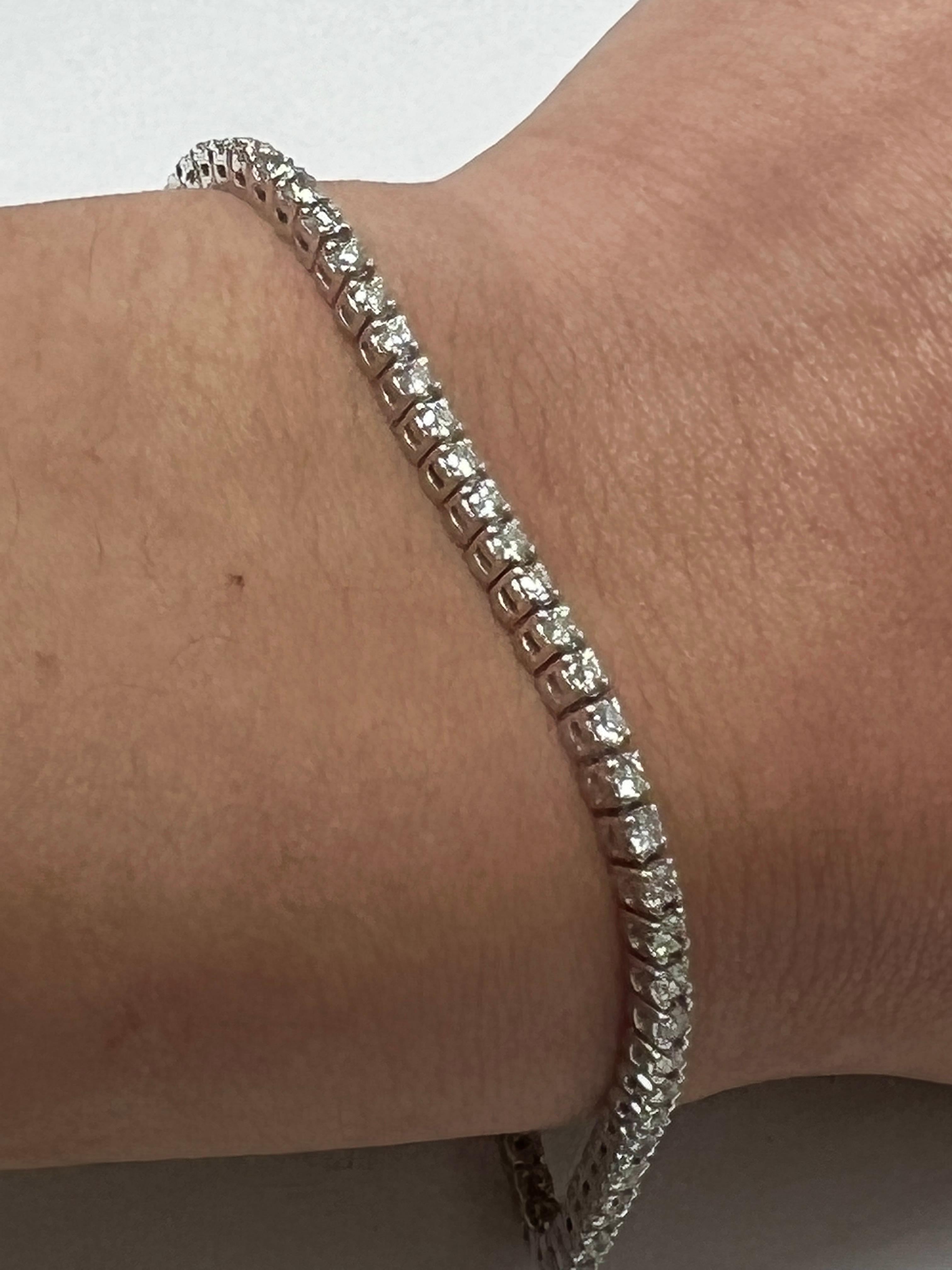 Moderne Bracelet en or blanc et diamants de 2 carats en vente