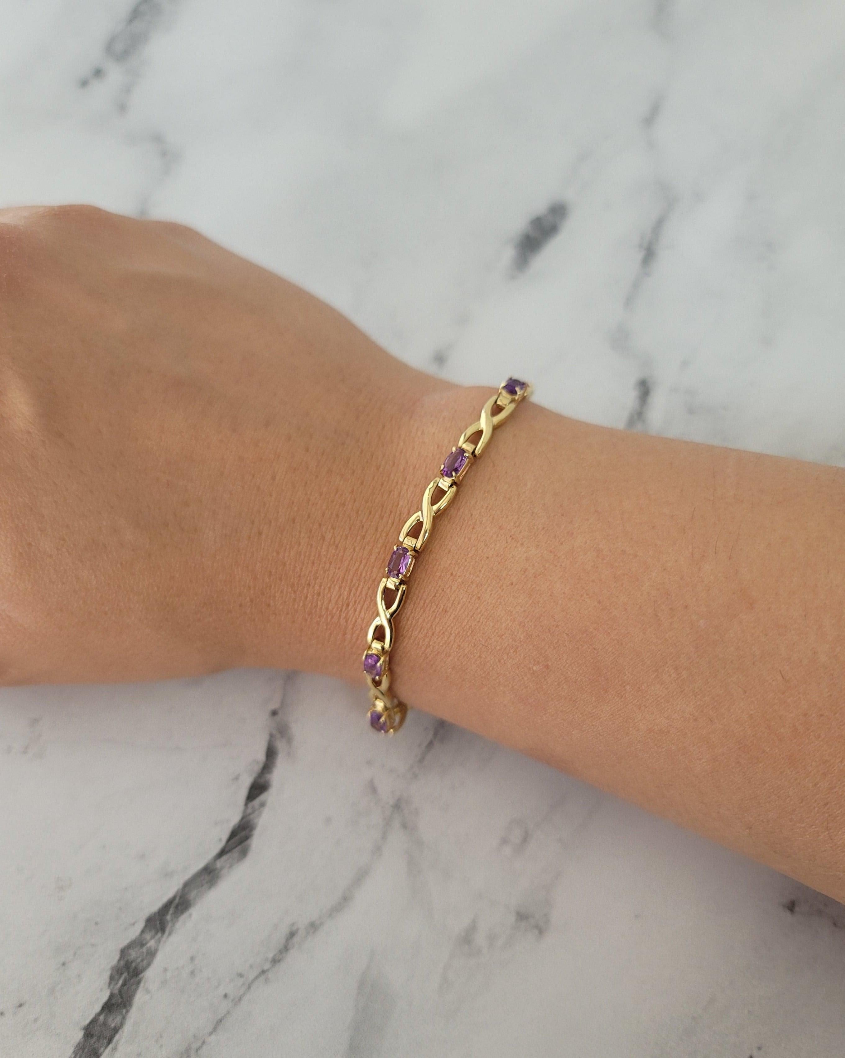 ♥ Tennis Bracelet Description ♥

Pierre principale : Améthyste
Approx. Poids en carats : 2.10cttw 
Métal : Or jaune 14K
Taille de la pierre : Ovale
Poids : 9 grammes
Largeur : 4mm
Longueur du bracelet : 7 pouces
**Peut être raccourci moyennant un