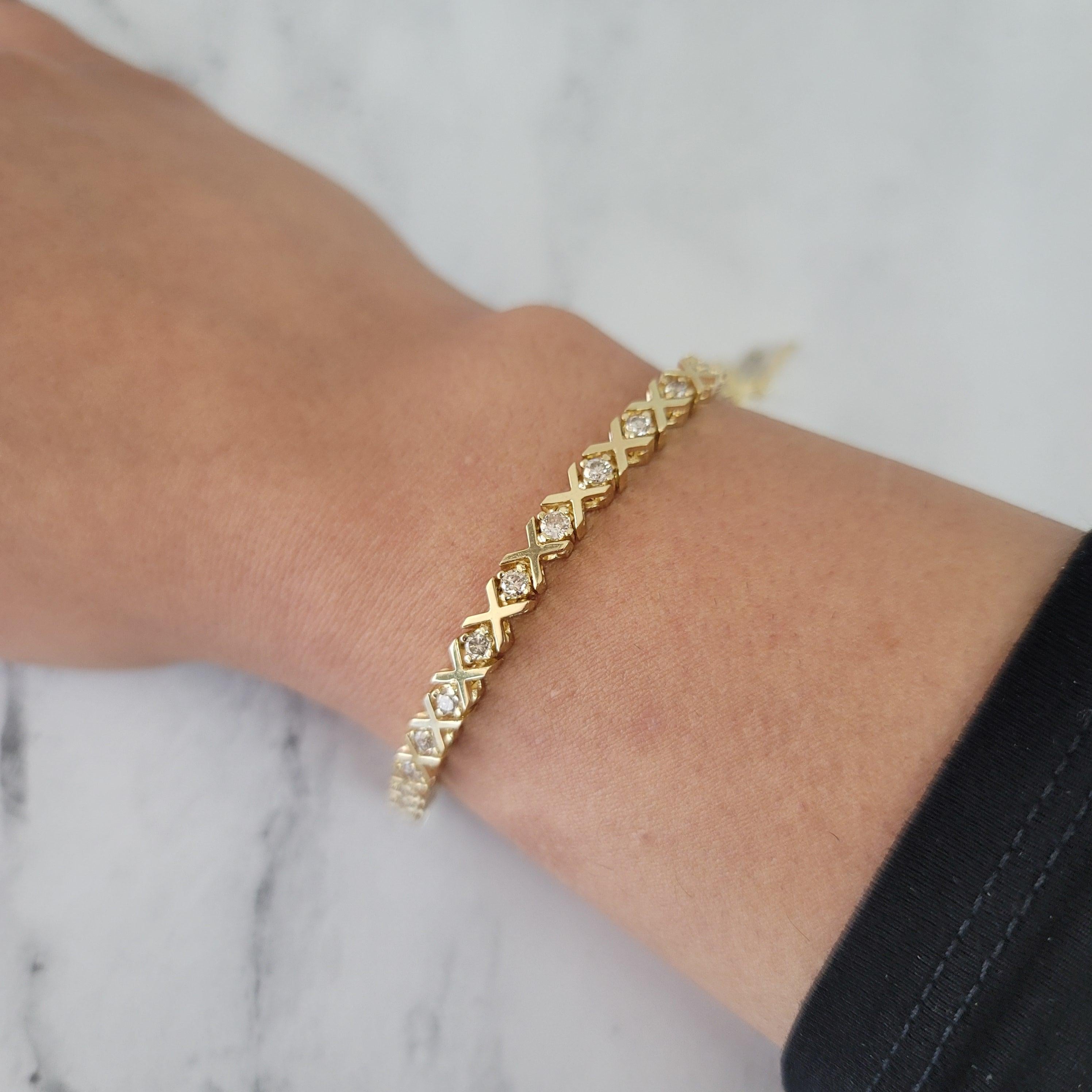 Bracciale Tennis ♥ Descrizione ♥

Pietra principale: Diamante 
Circa. Peso in carati: 2,30cttw
Chiarezza del diamante: SI1
Colore del diamante: H. H. I.
Taglio del diamante: Rotondo
Tipo di metallo: Oro giallo 14 carati 
Peso del metallo: 18 - 19