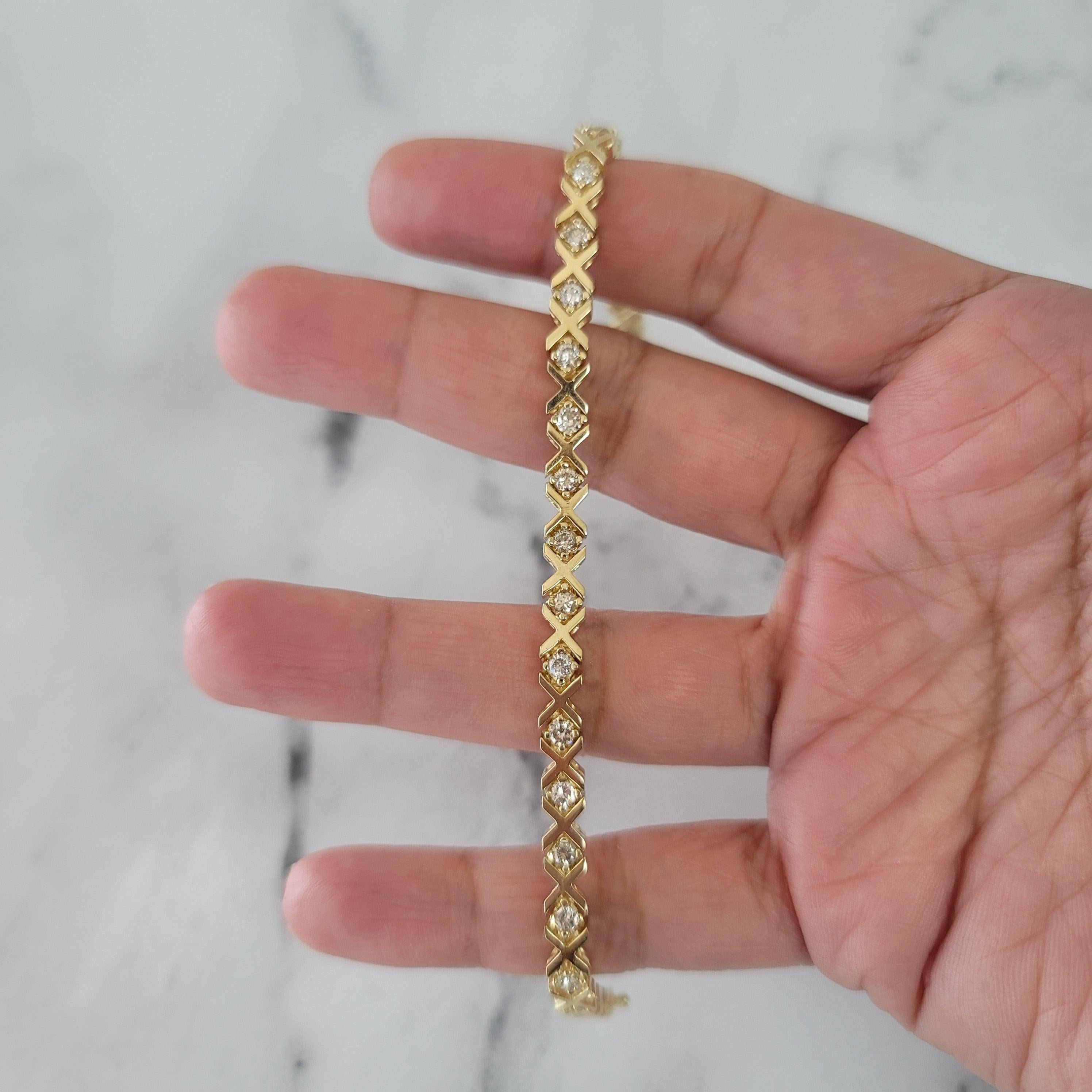 Taglio rotondo Bracciale con diamanti a tema XOXO Love da 2 carati in vendita