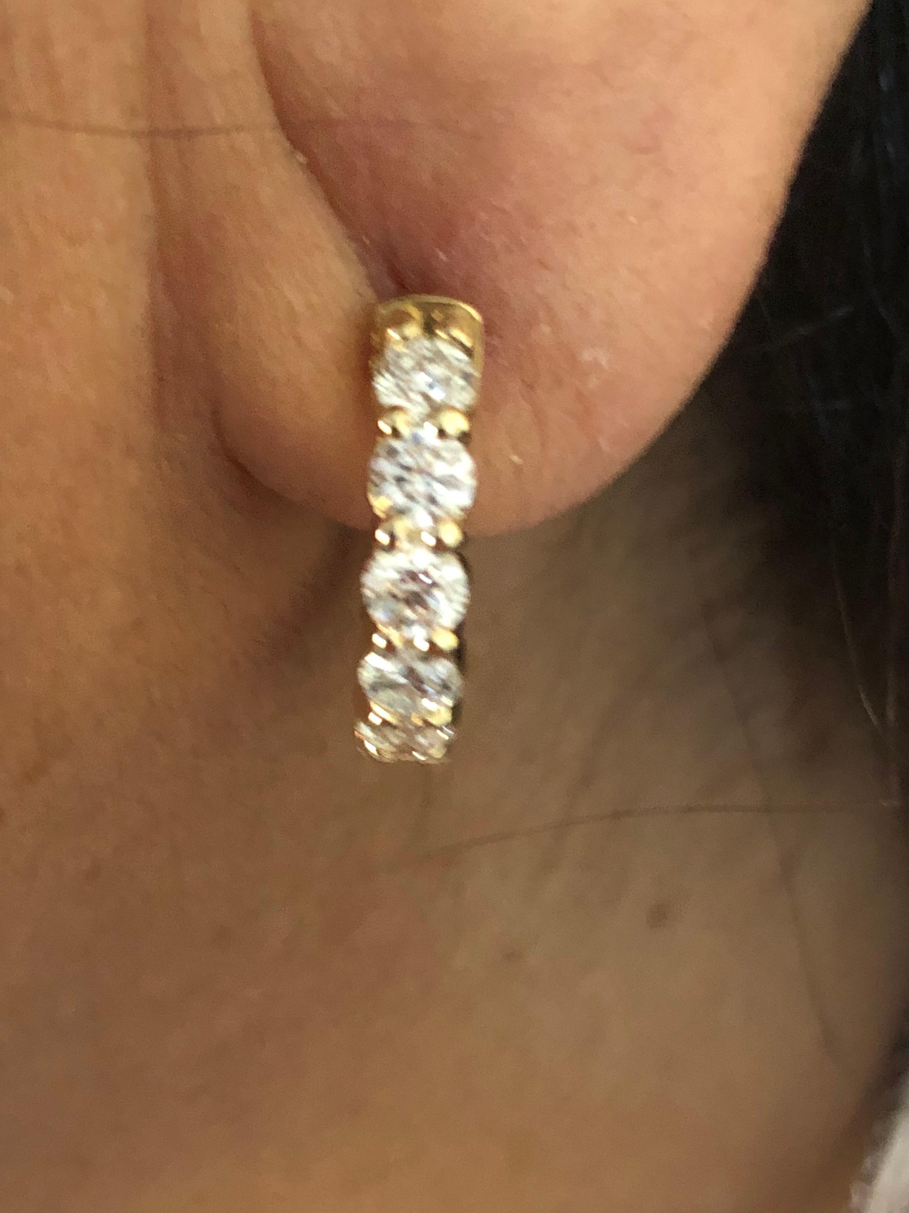 Diamantschmuck aus 14 Karat Gelbgold. Das Gesamtgewicht der Huggies beträgt 2,00 Karat. Die Ohrringe sind an der Außenseite mit 10 Steinen von je 0,20 Karat besetzt. Die Farbe der Steine ist G, die Reinheit ist SI1. Der Durchmesser beträgt 1/2 Zoll.