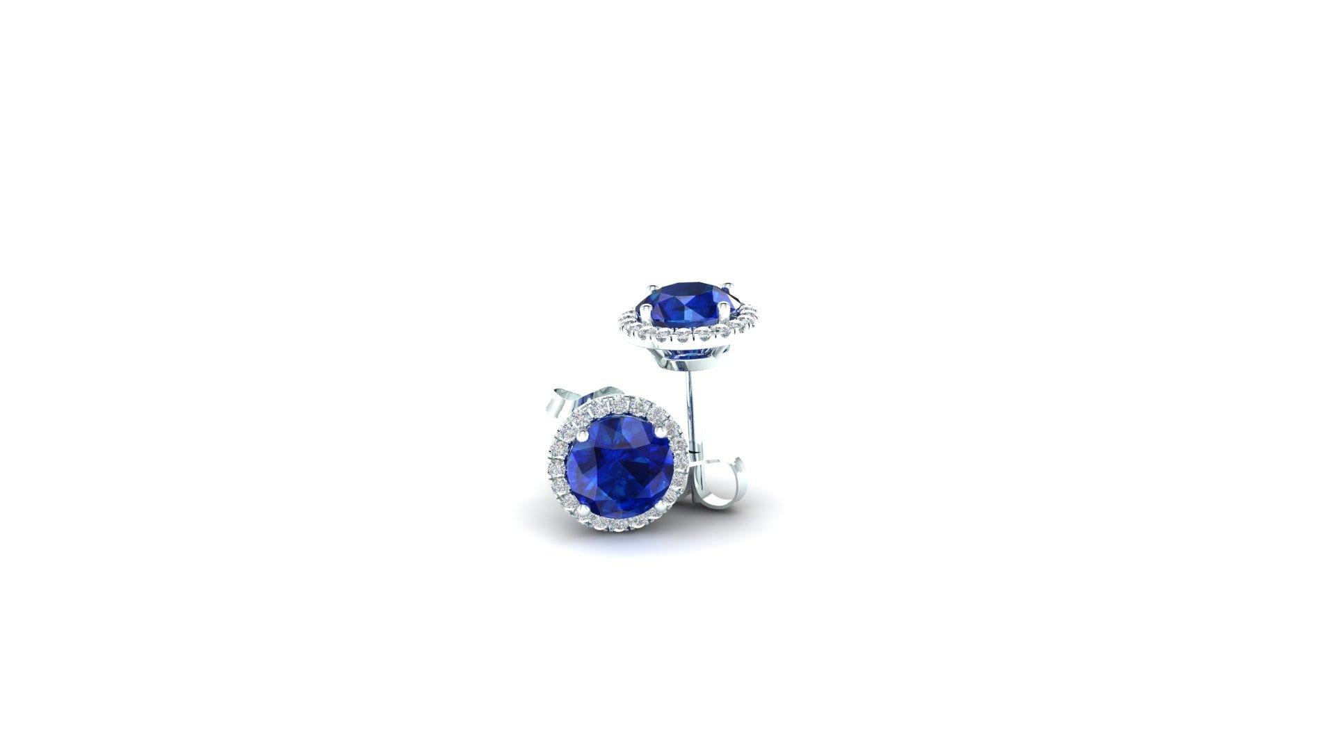 2 Karat blaue Saphire in Diamant-Halo-Ohrstecker handgefertigt in Platin, mit Screw-Back Post,
Brillante blaue Saphire mit Diamantenhalos, die diese großartigen Diamanten noch mehr zur Geltung bringen, mit einem Gesamtkaratgewicht von 0,26