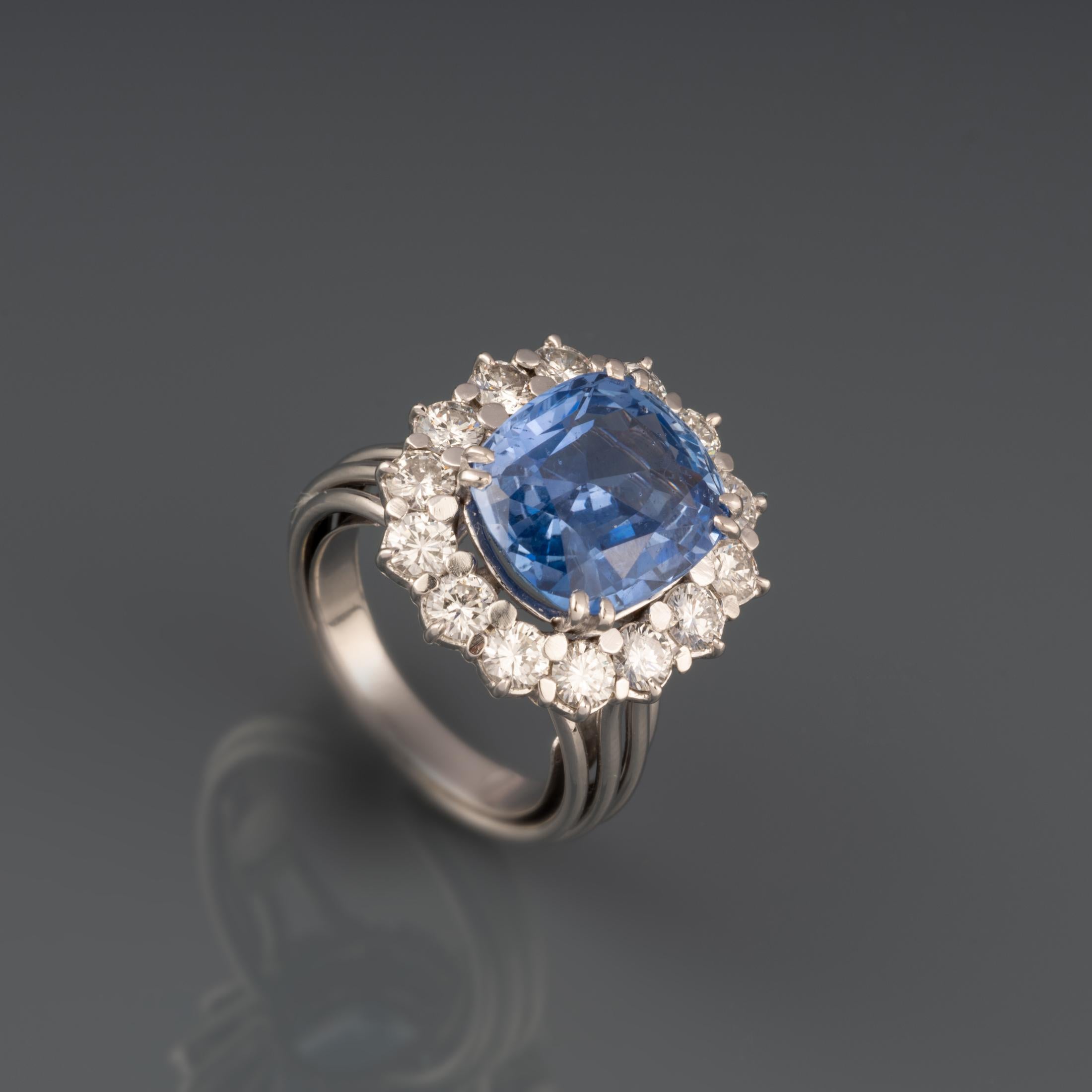 2 Carats Diamonds and 7.37 Carats Sapphire French Vintage Ring In Good Condition For Sale In Saint-Ouen, FR