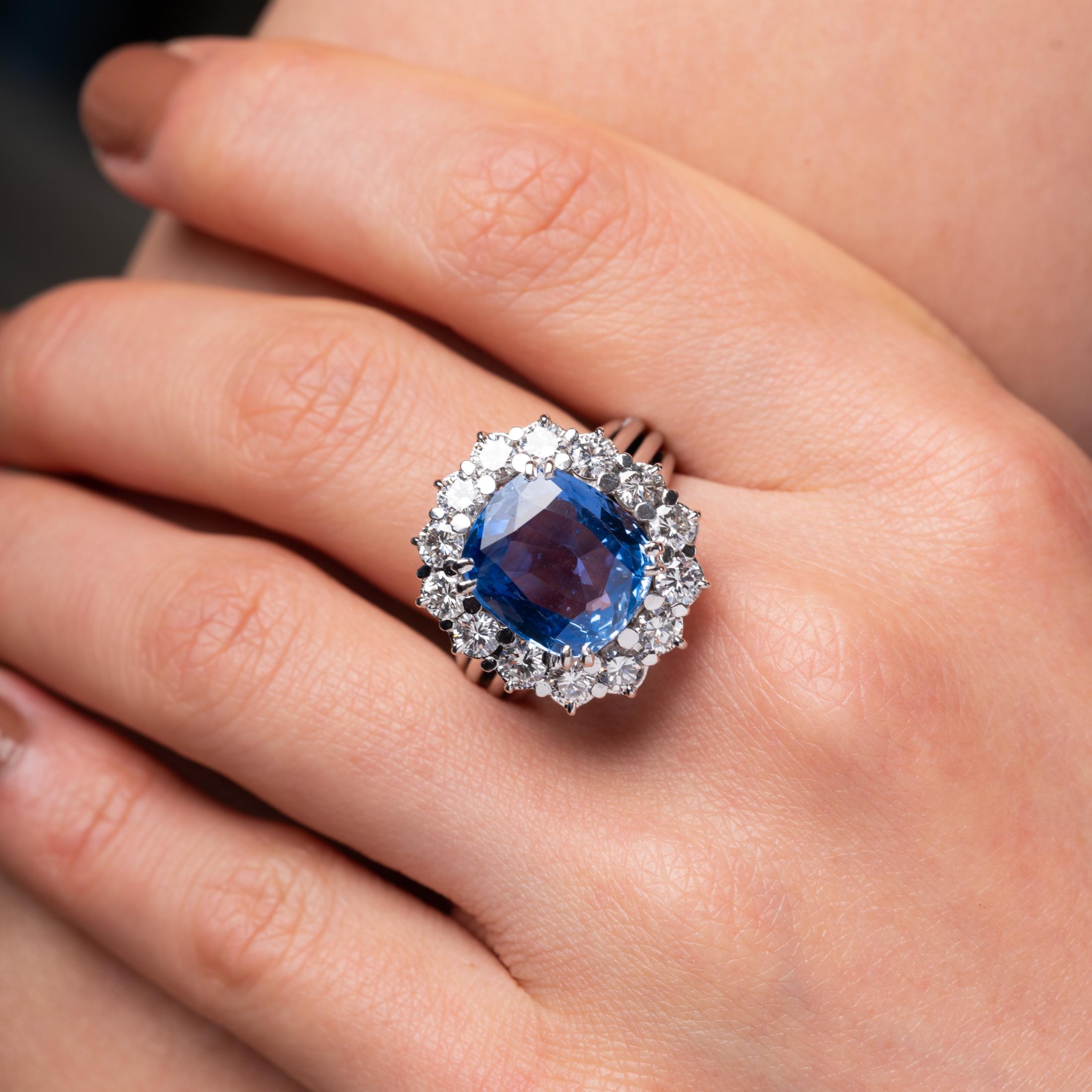 2 Carats Diamonds and 7.37 Carats Sapphire French Vintage Ring For Sale 2