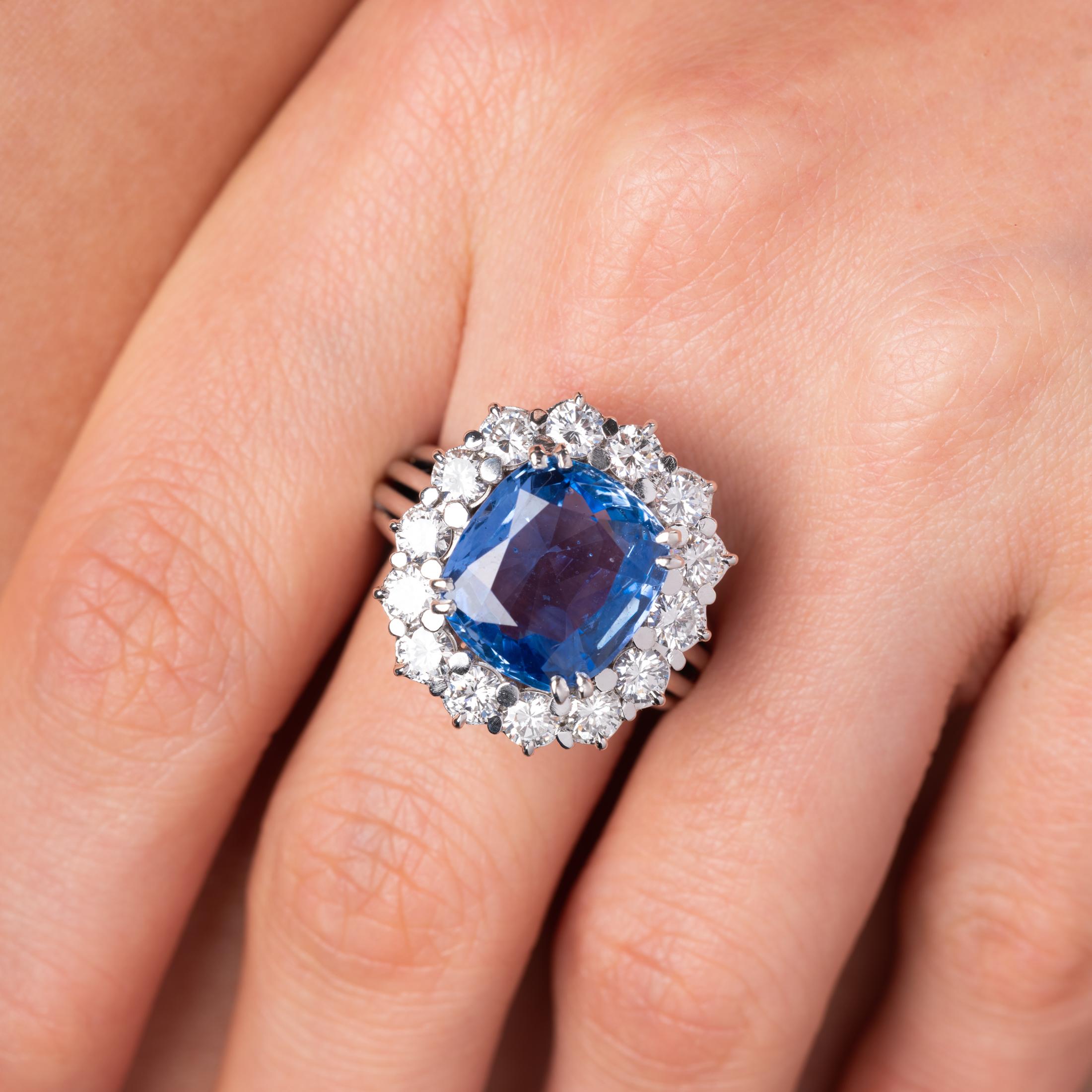2 Carats Diamonds and 7.37 Carats Sapphire French Vintage Ring For Sale 3
