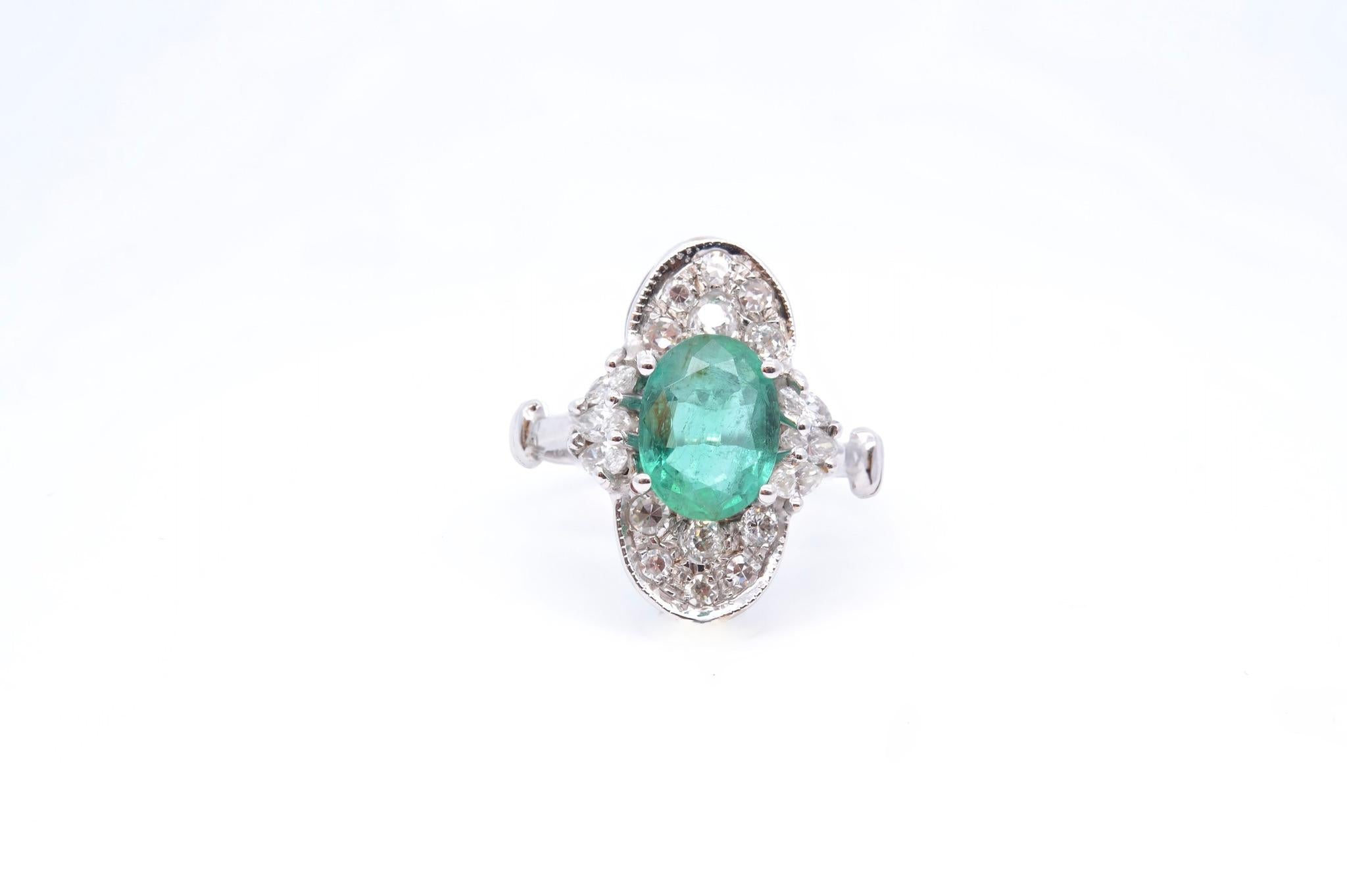 Stones: 1 oval emerald of 2 carats, 6 shuttle diamonds: 0.40 carat, 12 round diamonds: 0.60 carat
Material: 18k gold
Dimensions: 1.9cm x 1.3cm
Weight: 3.3g
Period: 1960
Size: 51 and a half (free sizing)
Certificate
Ref. : 25105