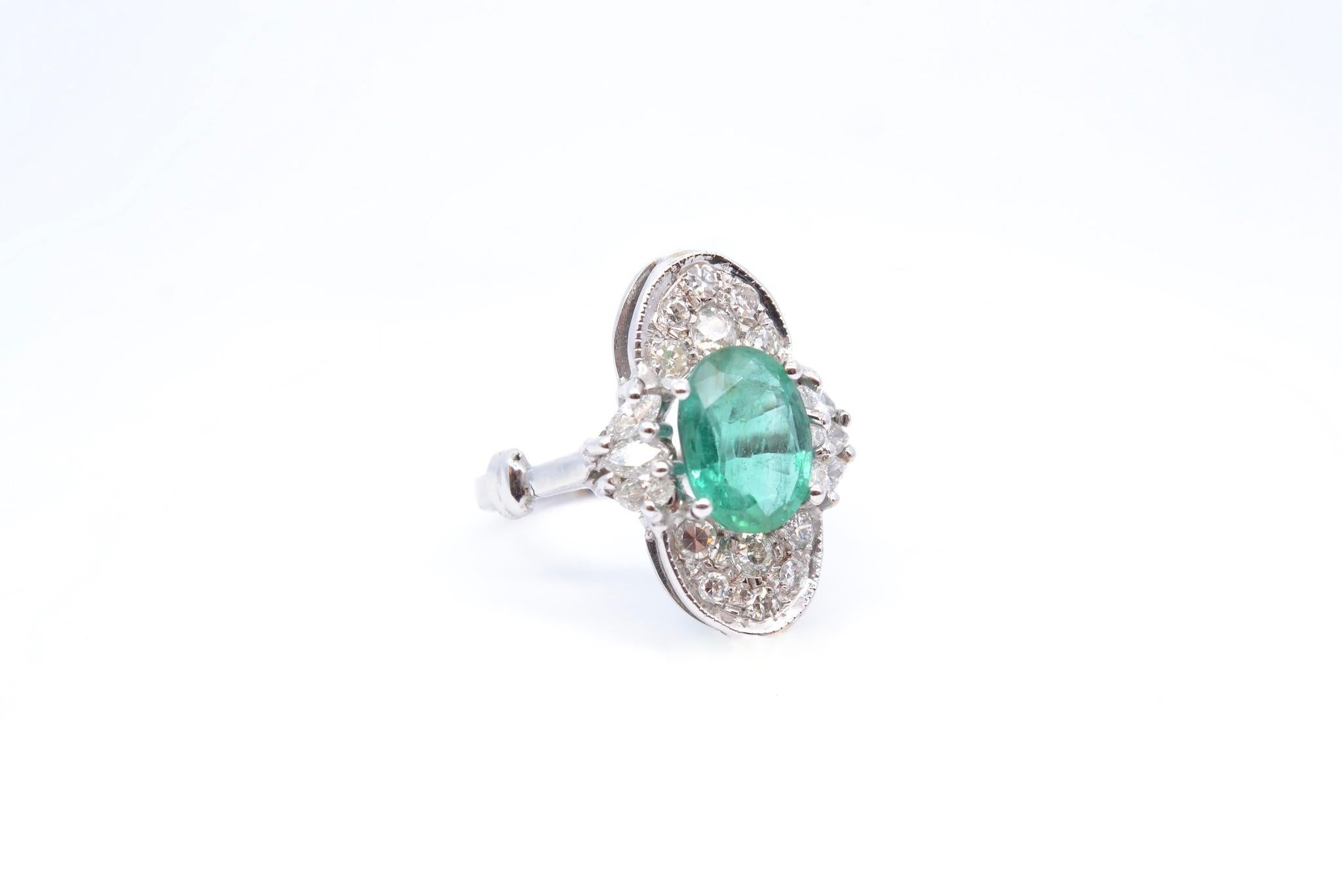 Oval Cut 2 carats oval emerald and diamonds ring from 1960 For Sale
