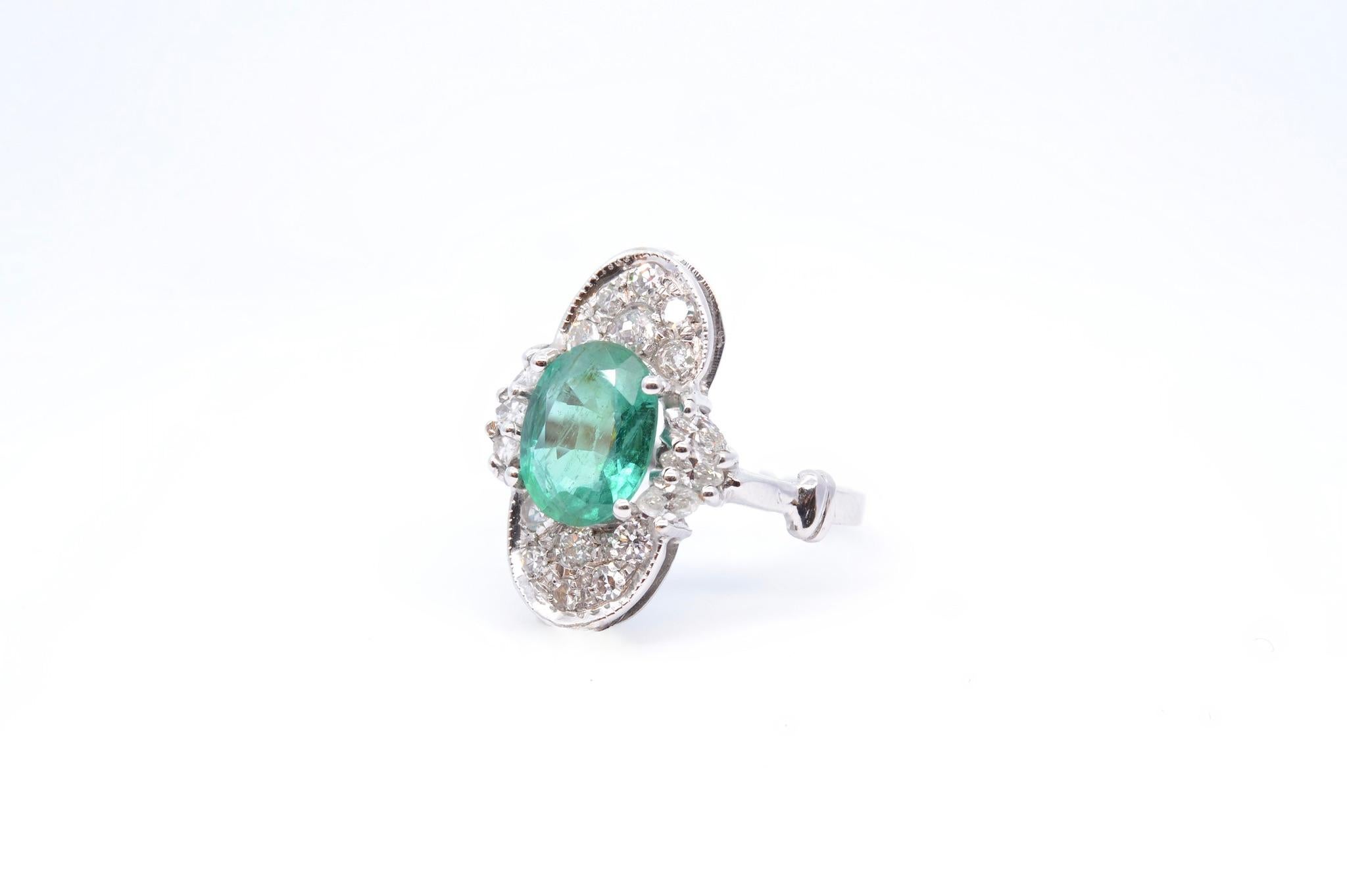 2 carats oval emerald and diamonds ring from 1960 In Good Condition For Sale In PARIS, FR