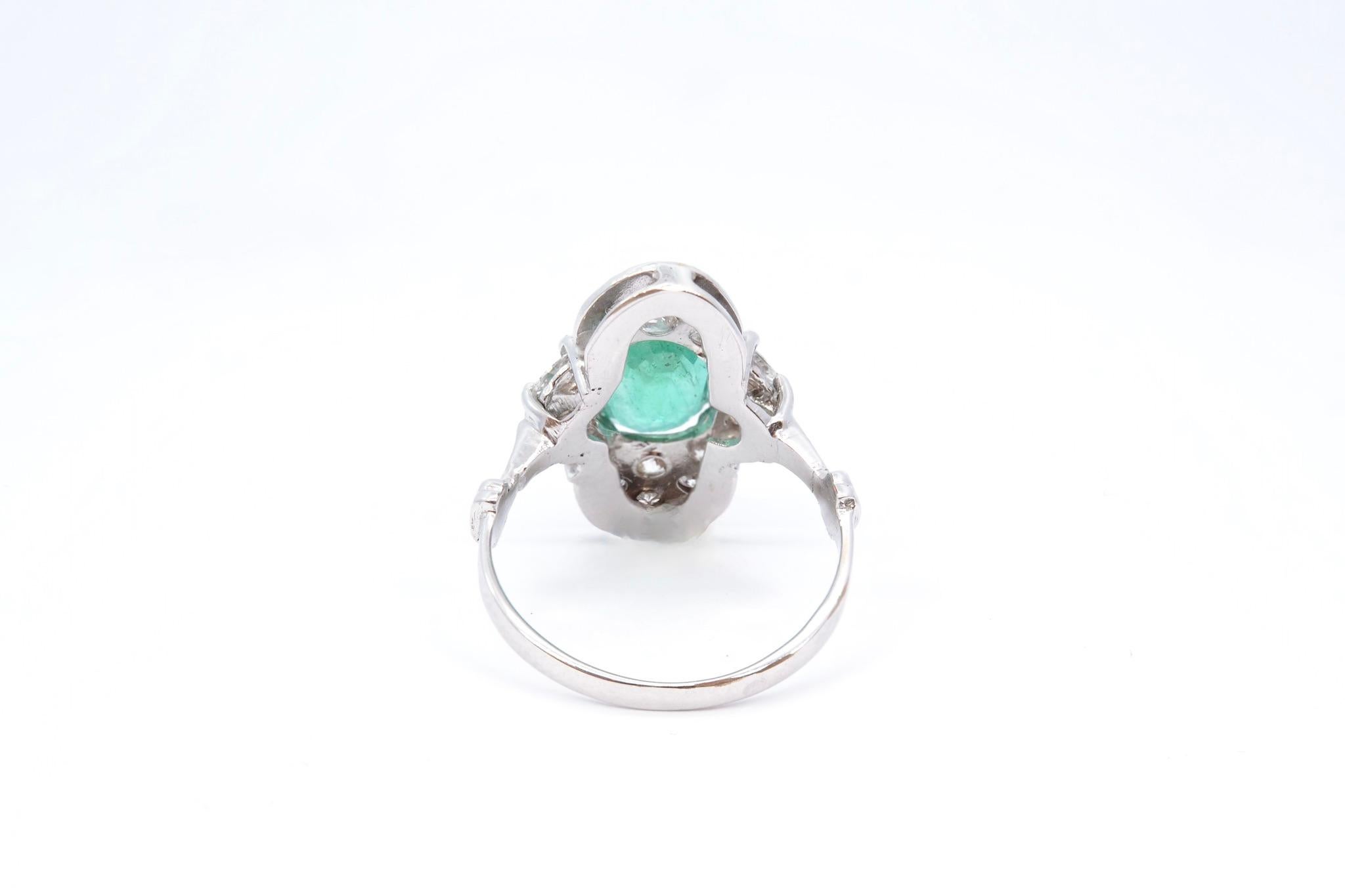 Women's or Men's 2 carats oval emerald and diamonds ring from 1960 For Sale