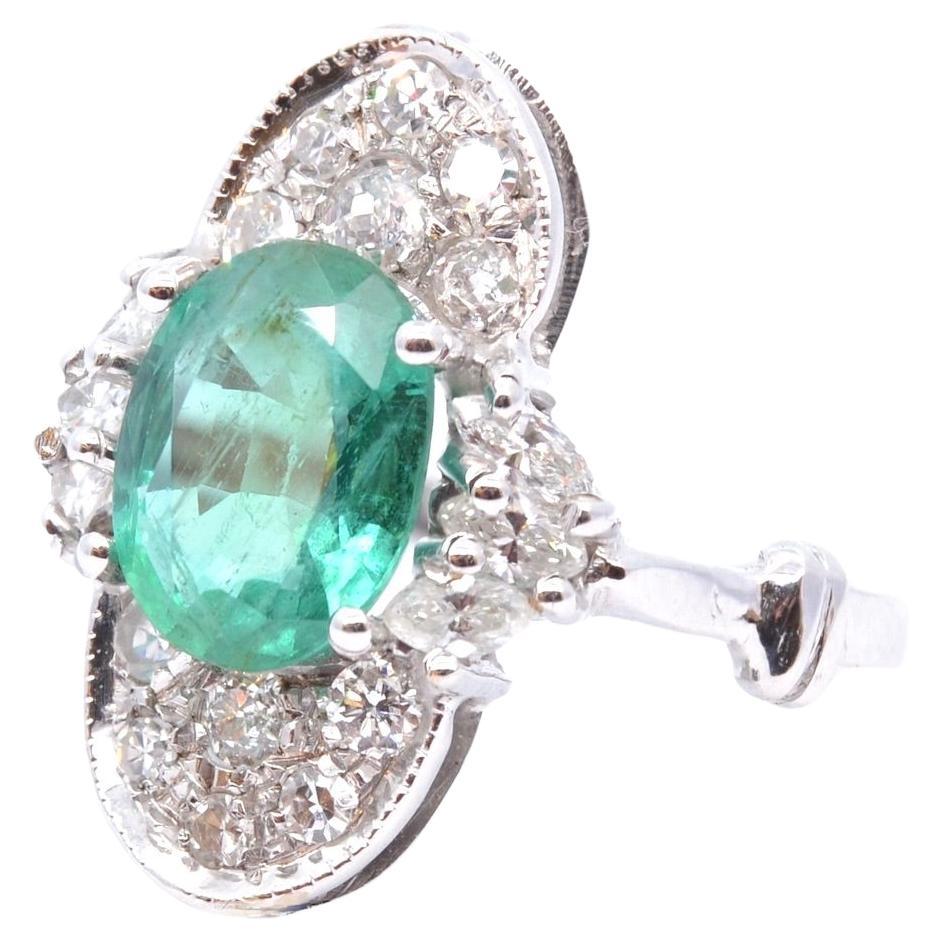 2 carats oval emerald and diamonds ring from 1960 For Sale