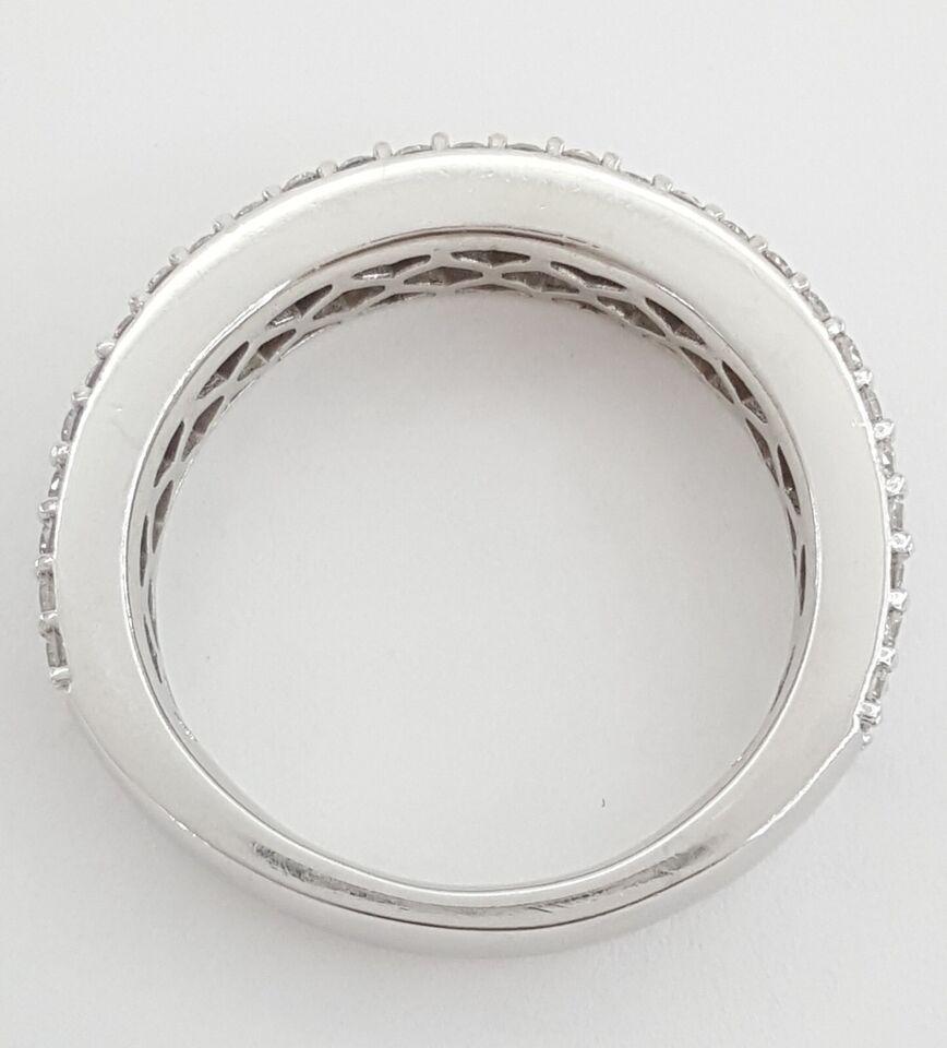 Taglio rotondo Anello a fascia in platino a tre file con taglio rotondo, a baguette e a principessa da 2 carati in vendita