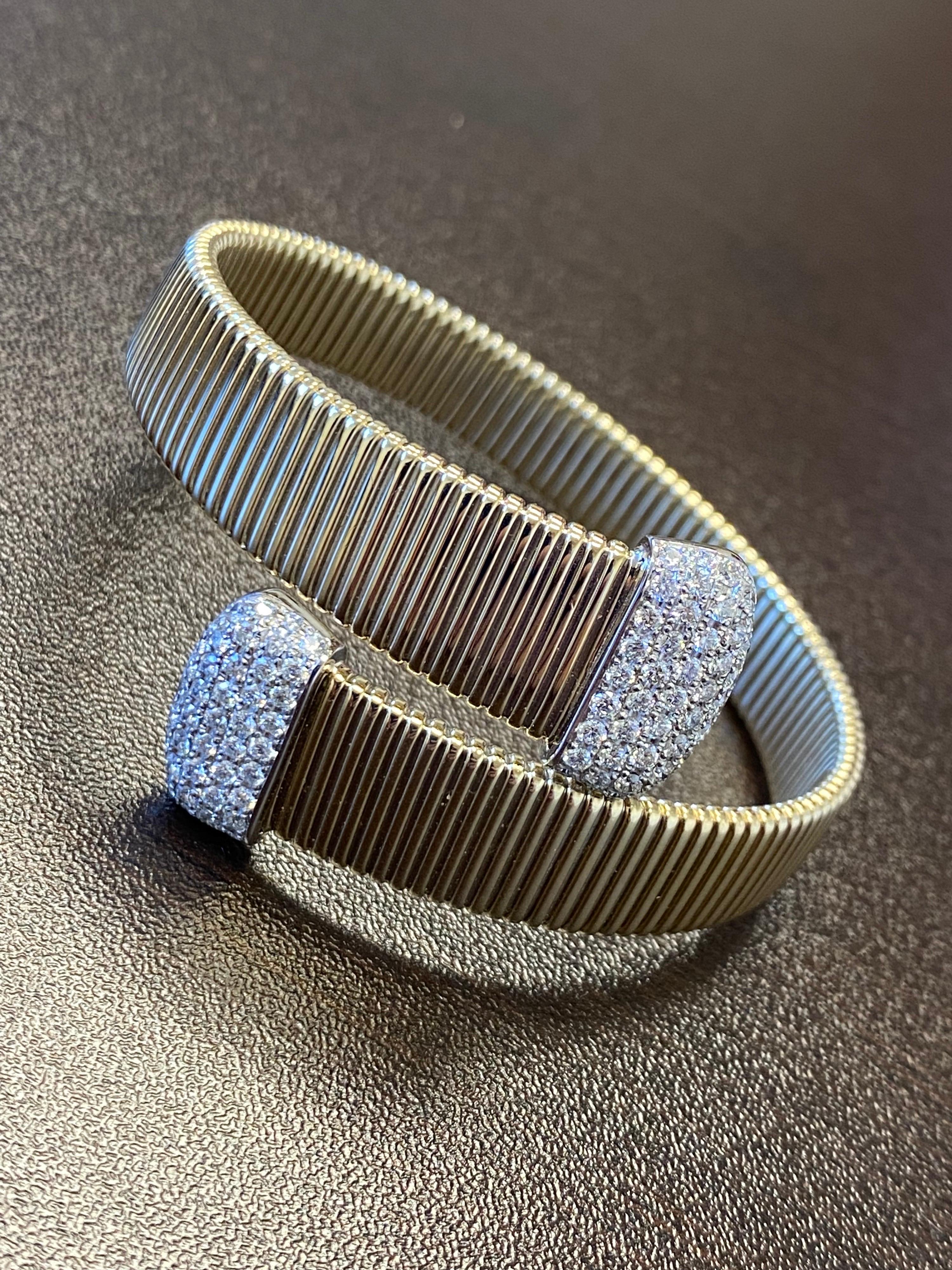 2 Carats Yellow Gold Tubogas Bangle (Moderne) im Angebot