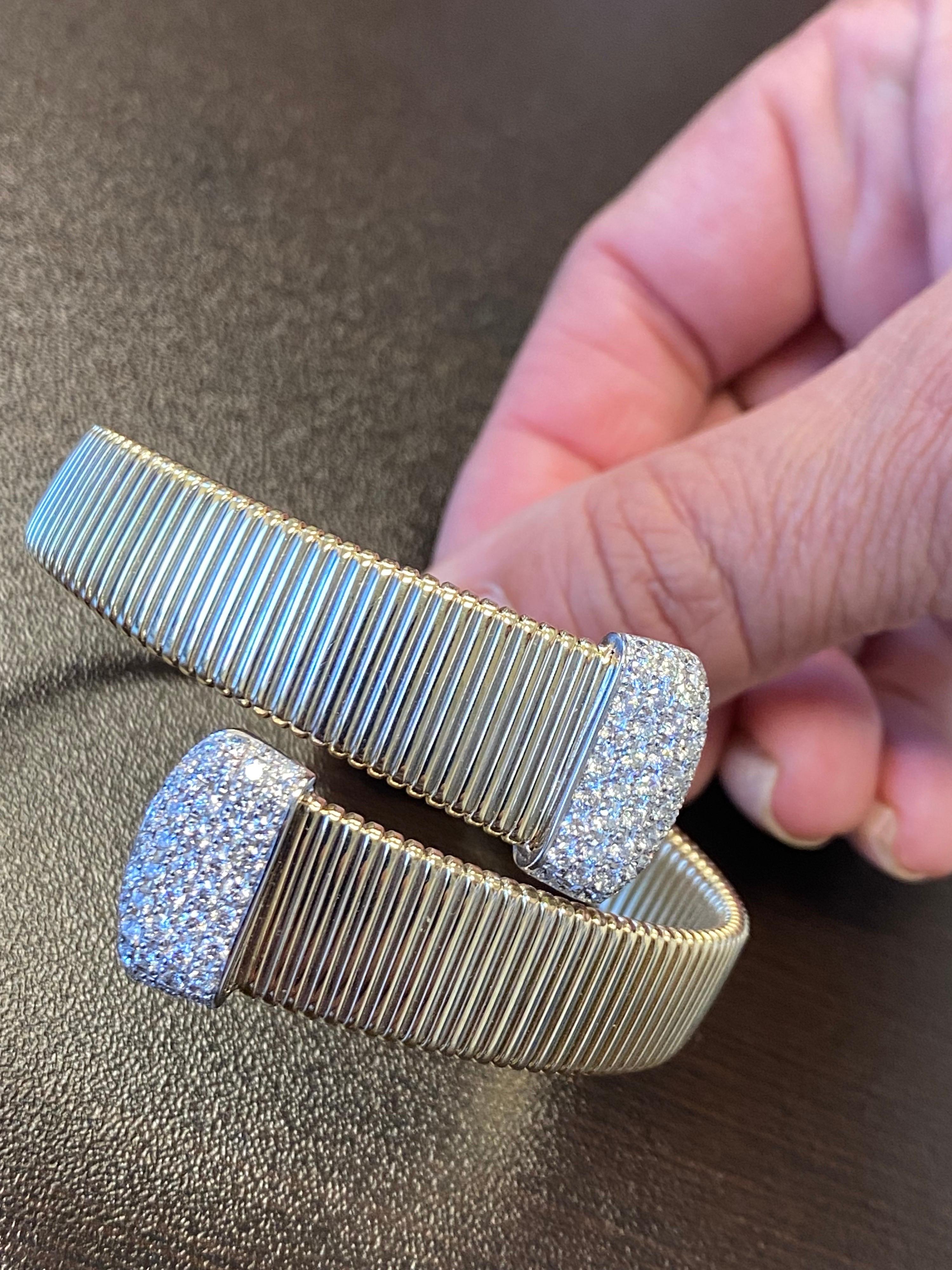 Round Cut 2 Carats Yellow Gold Tubogas Bangle For Sale