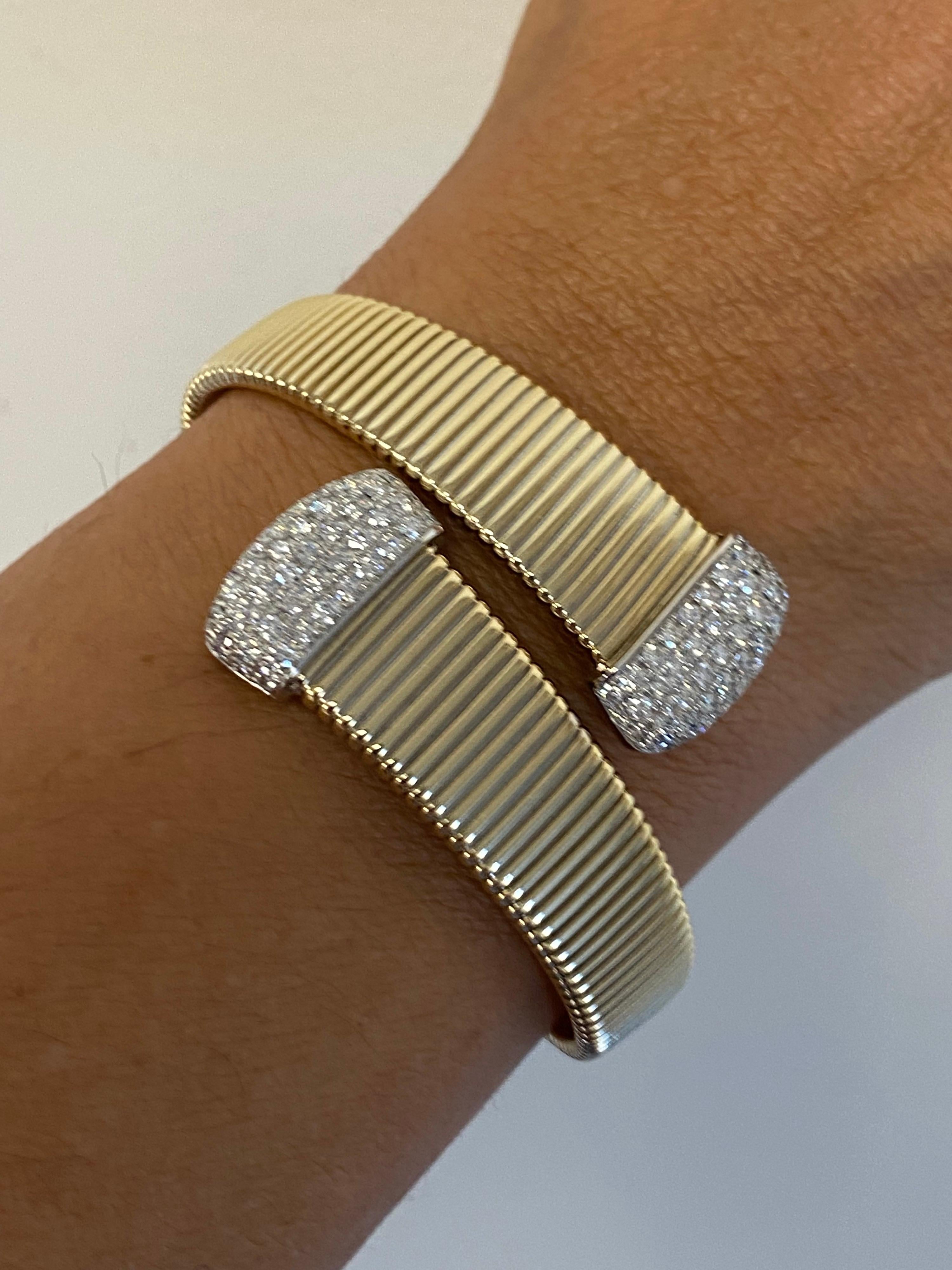 2 Carats Yellow Gold Tubogas Bangle In New Condition For Sale In Great Neck, NY