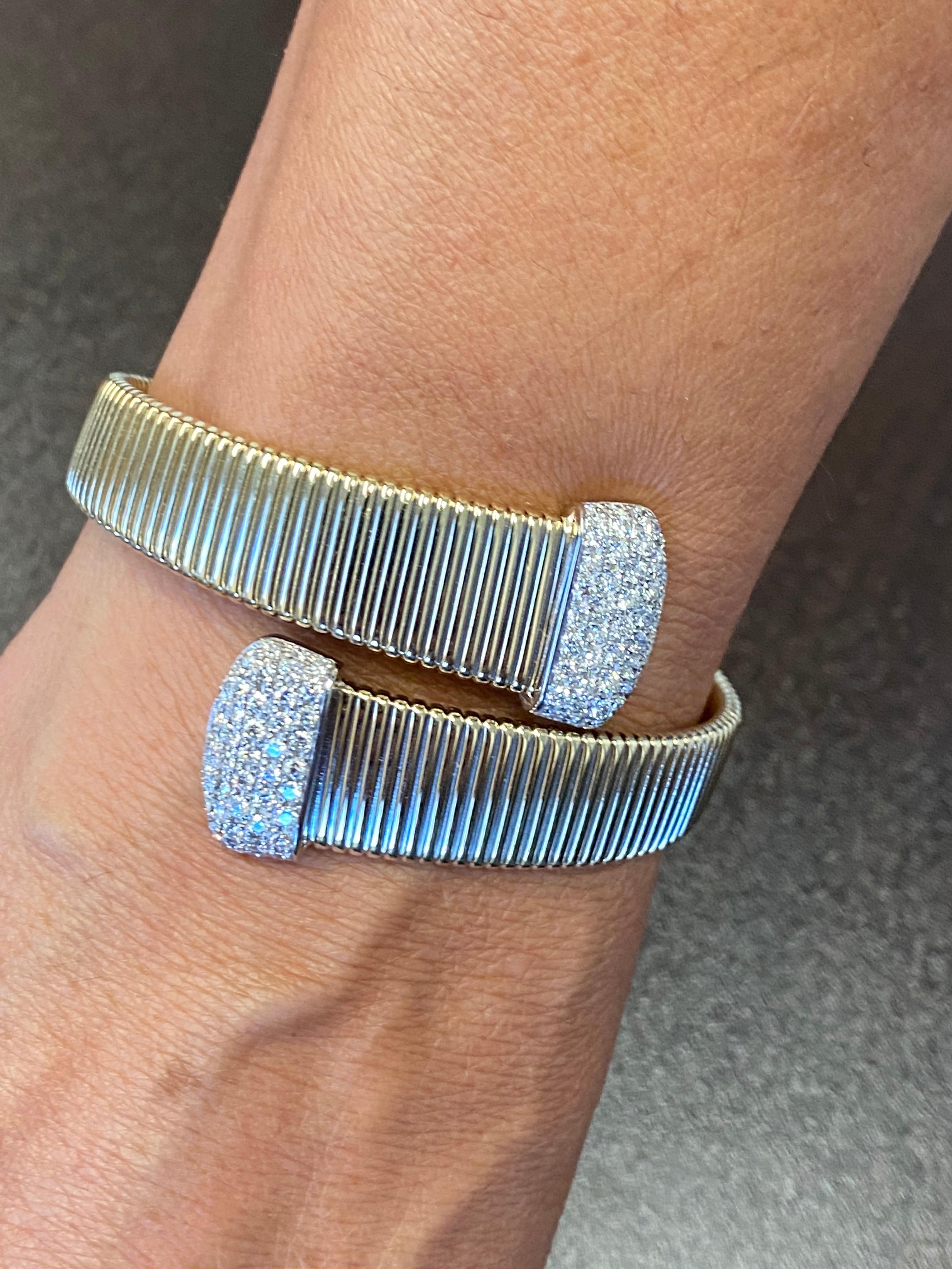 2 Carats Yellow Gold Tubogas Bangle im Angebot 1