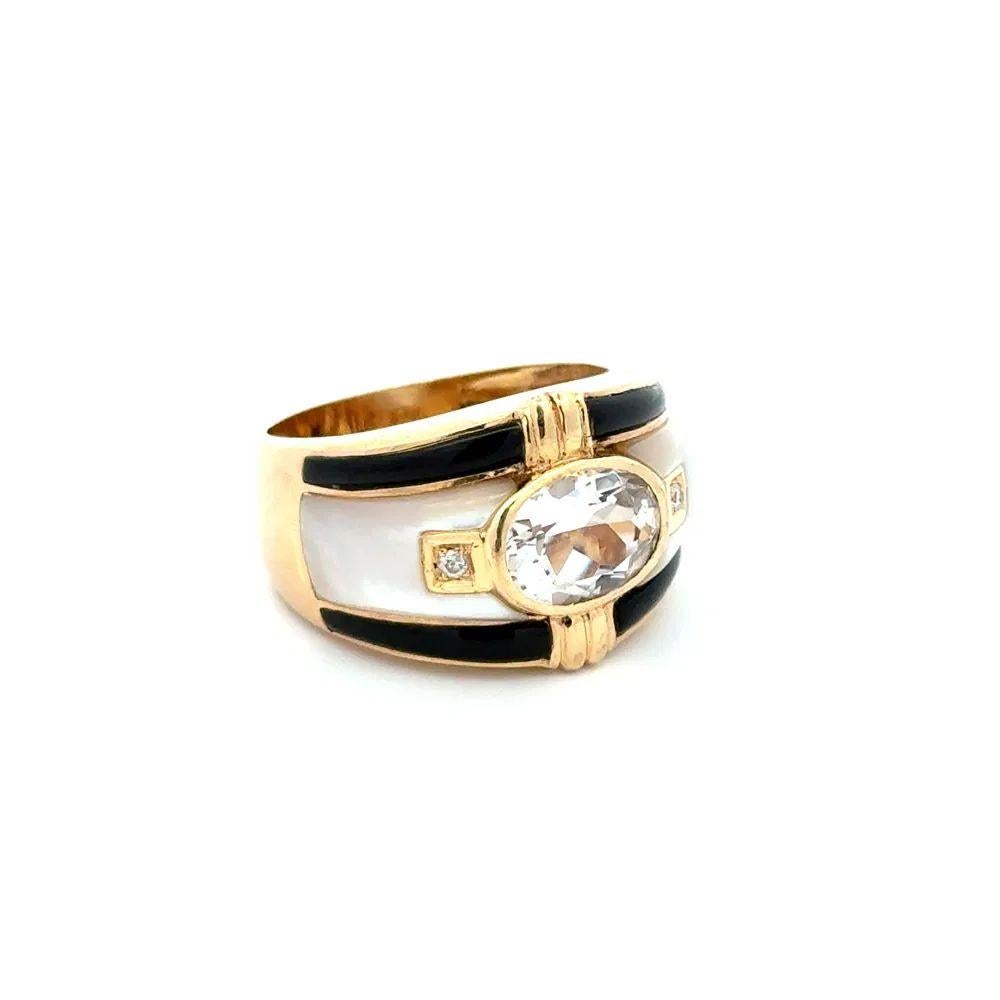 Semplicemente bello! Anello d'oro vintage con topazio bianco, MOP, onice e diamante RBC da 17 mm. Al centro un Topazio Bianco da 2 Carati incastonato a mano in modo sicuro. Accentuato da MOP, onice e diamanti rotondi taglio Brilliante. Realizzato a