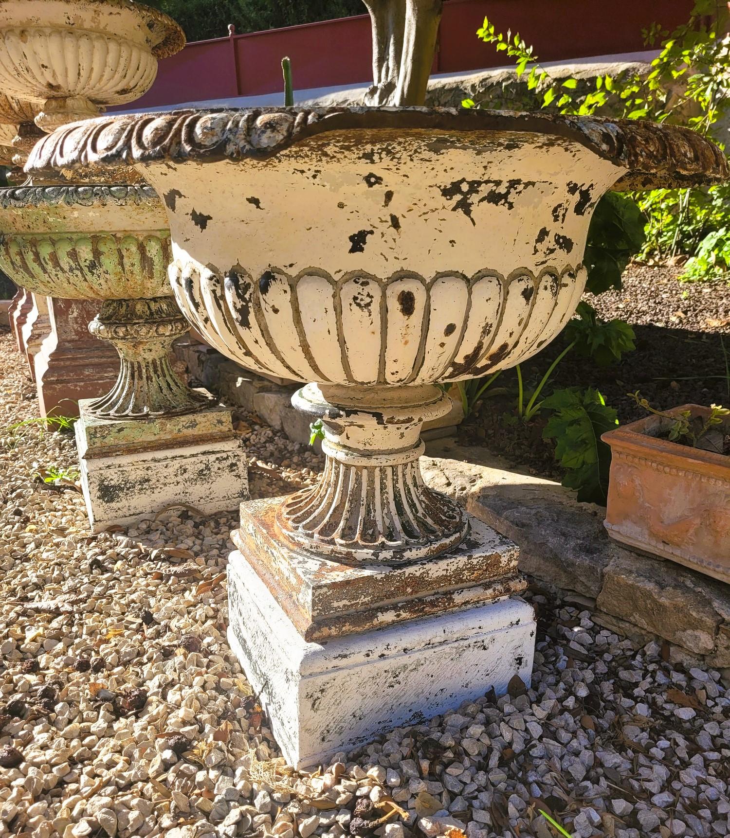 2 Cast Iron Garden Vases On Base, 19th Century For Sale 7