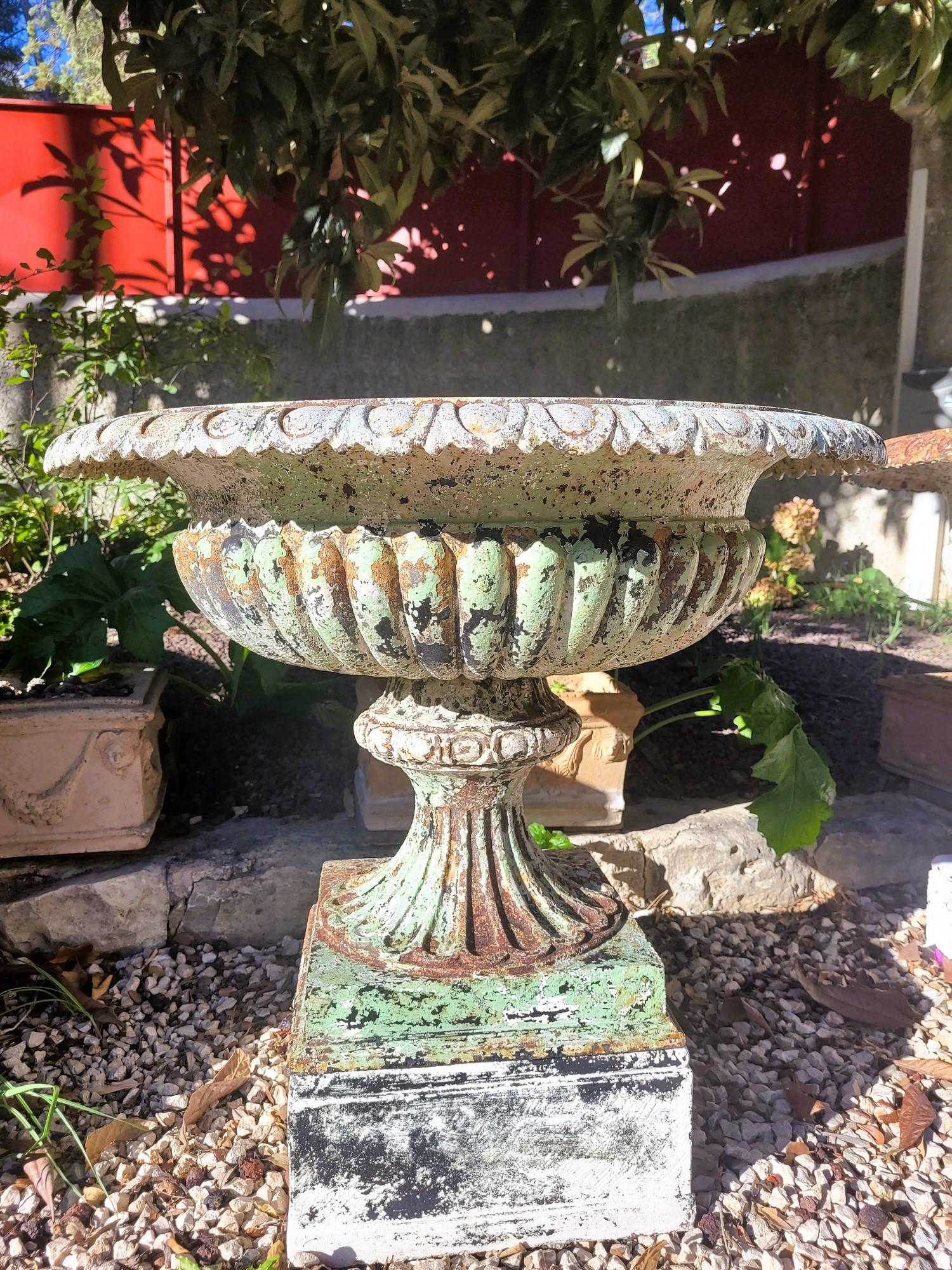 2 cast iron garden vases, 19th century, on a cement base (made about 30 years ago)

These two vases are of a very good size, but do not  constitute a pair because they differ slightly in size and pattern

As is, missing the collar

*Height 77cm -