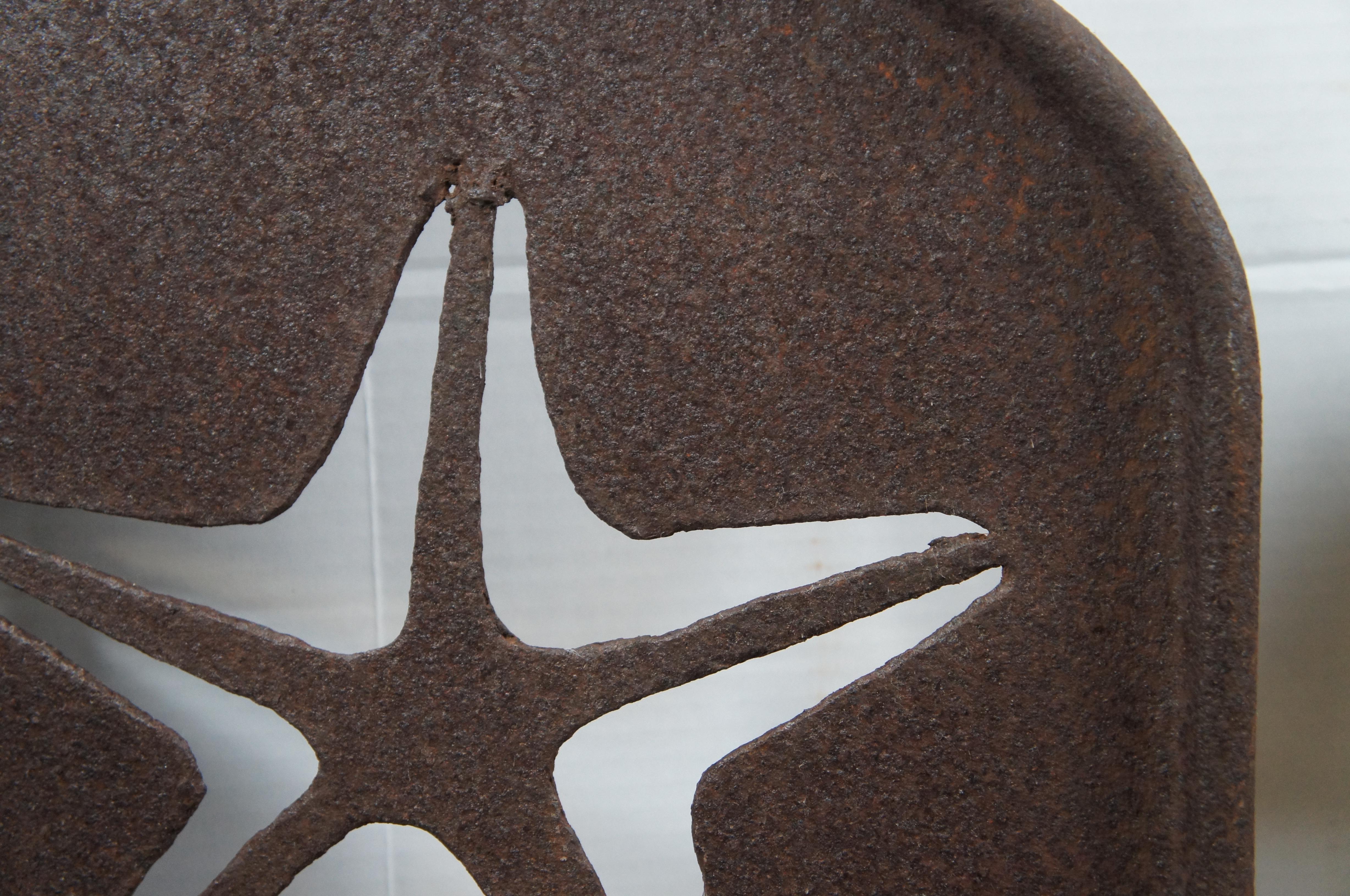 2 Paneles de hierro fundido para cortafuegos Arte de jardín Kokopelli Isla Orcas en venta 3