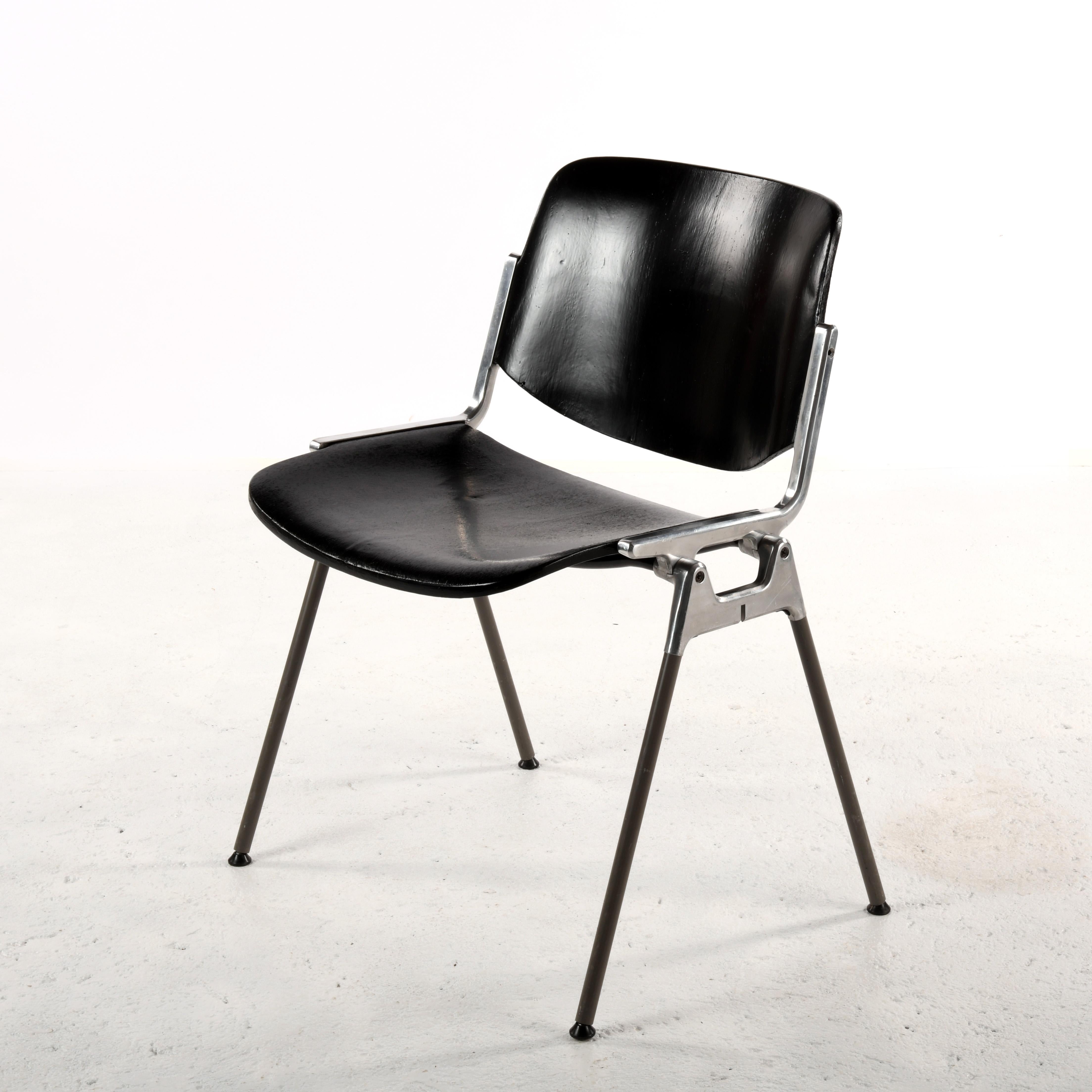 Peint 2 chaises Castelli DSC-106 conçues par Giancarlo Piretti dans les années 60 en vente