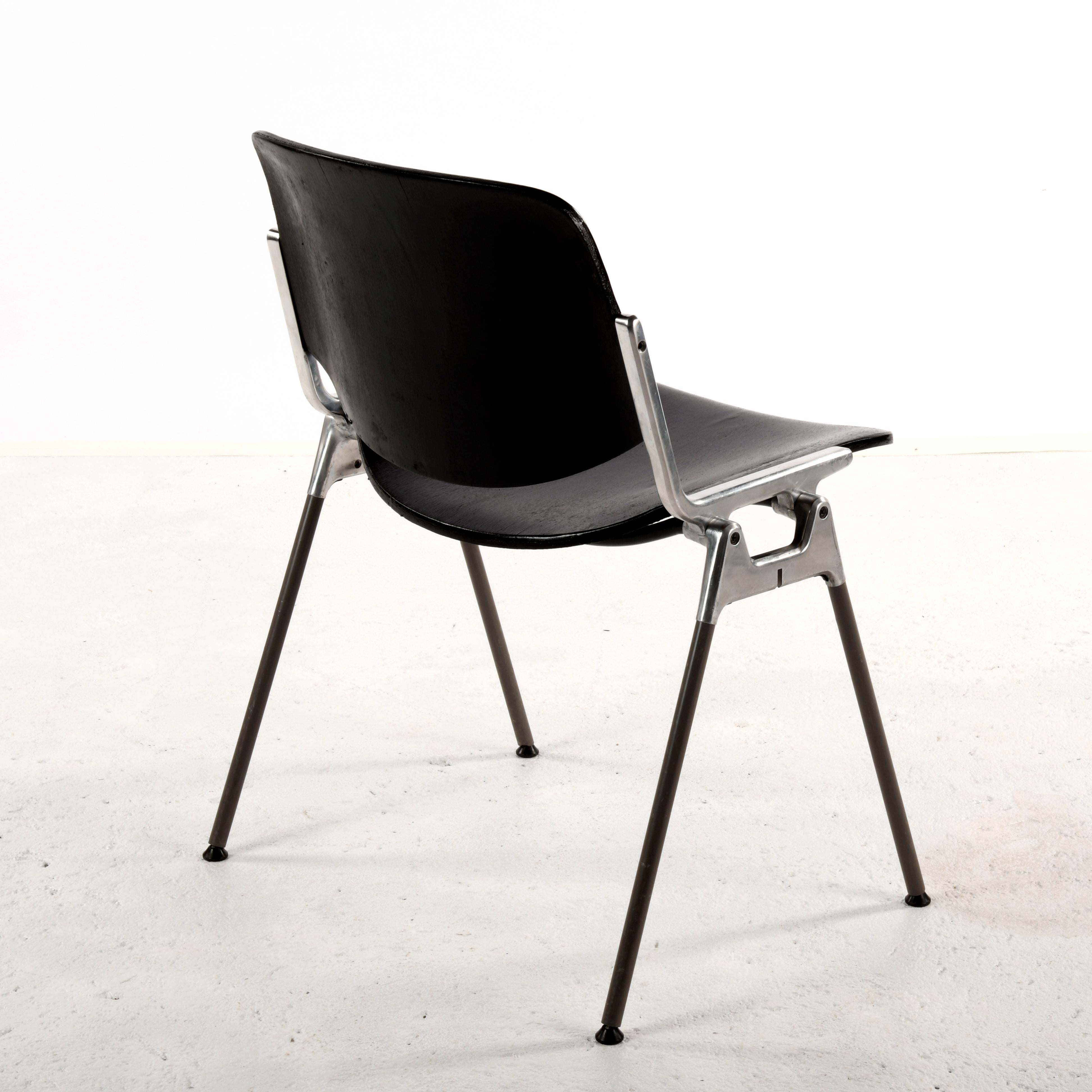 Milieu du XXe siècle 2 chaises Castelli DSC-106 conçues par Giancarlo Piretti dans les années 60 en vente
