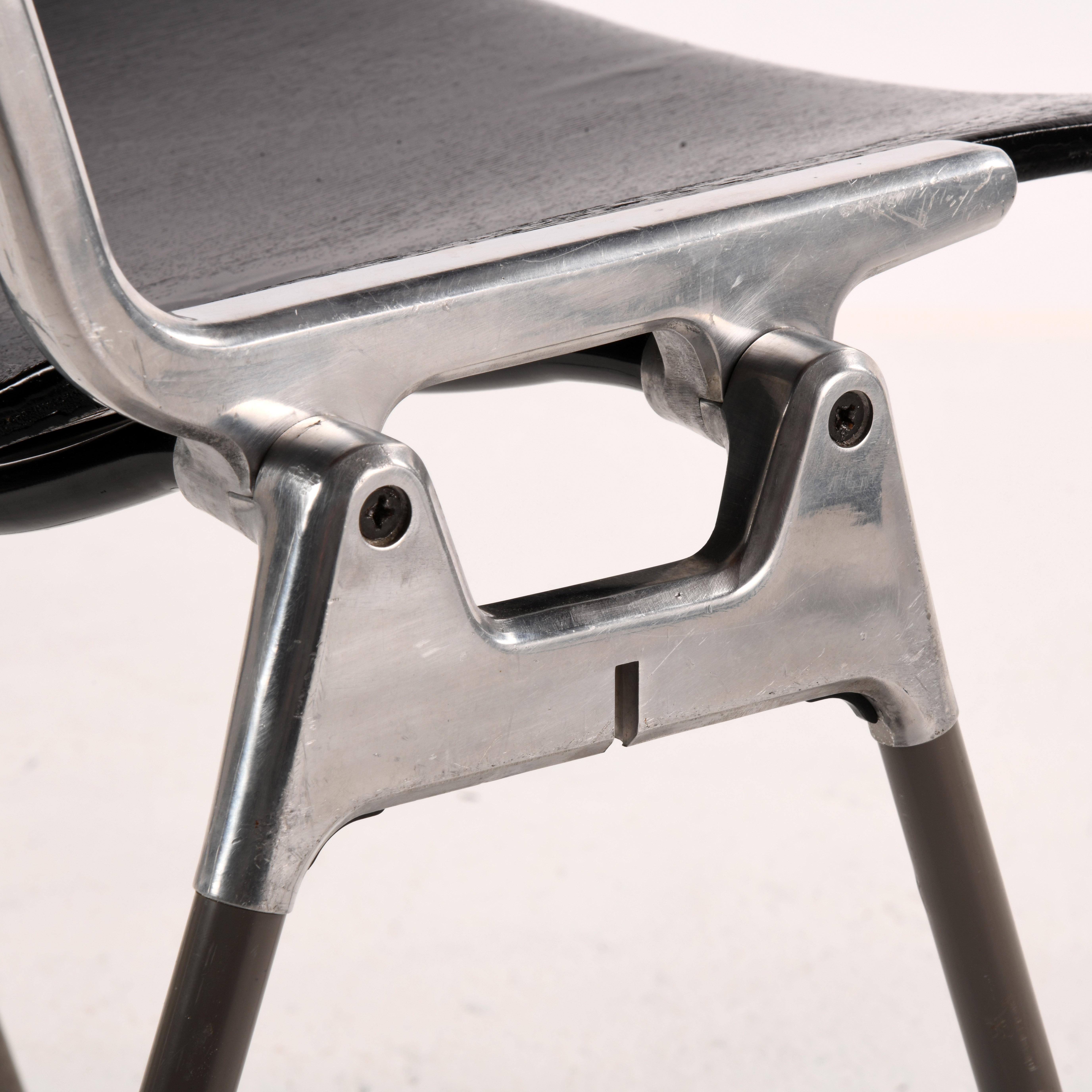 Aluminium 2 chaises Castelli DSC-106 conçues par Giancarlo Piretti dans les années 60 en vente