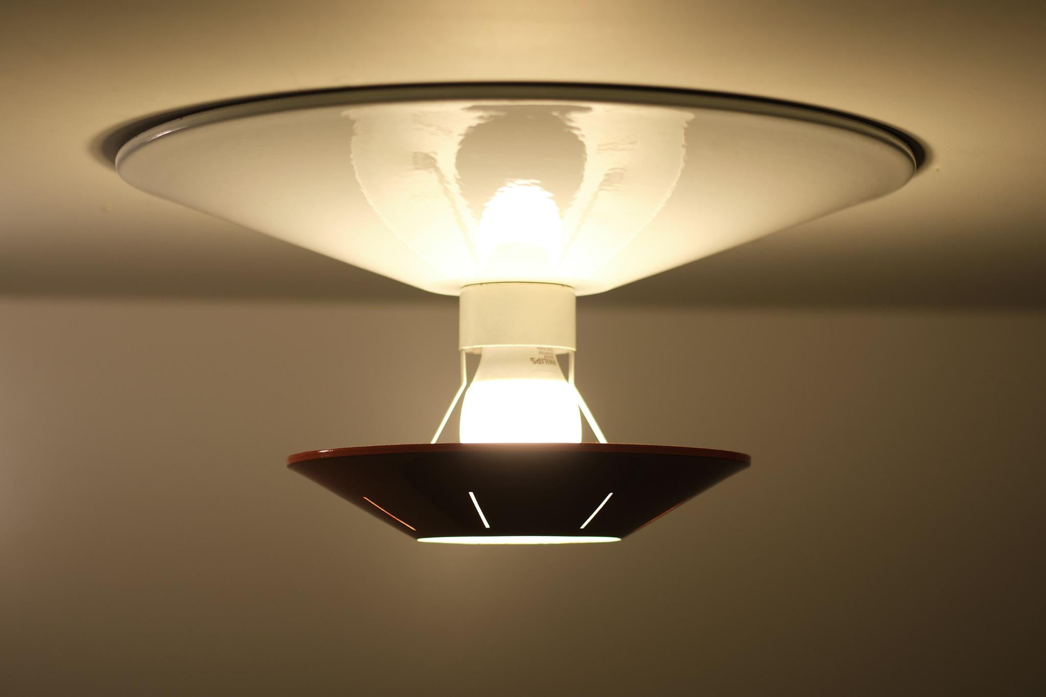2 Plafonniers ou lampes murales Louis Kalff pour Philips, années 1960 en vente 1