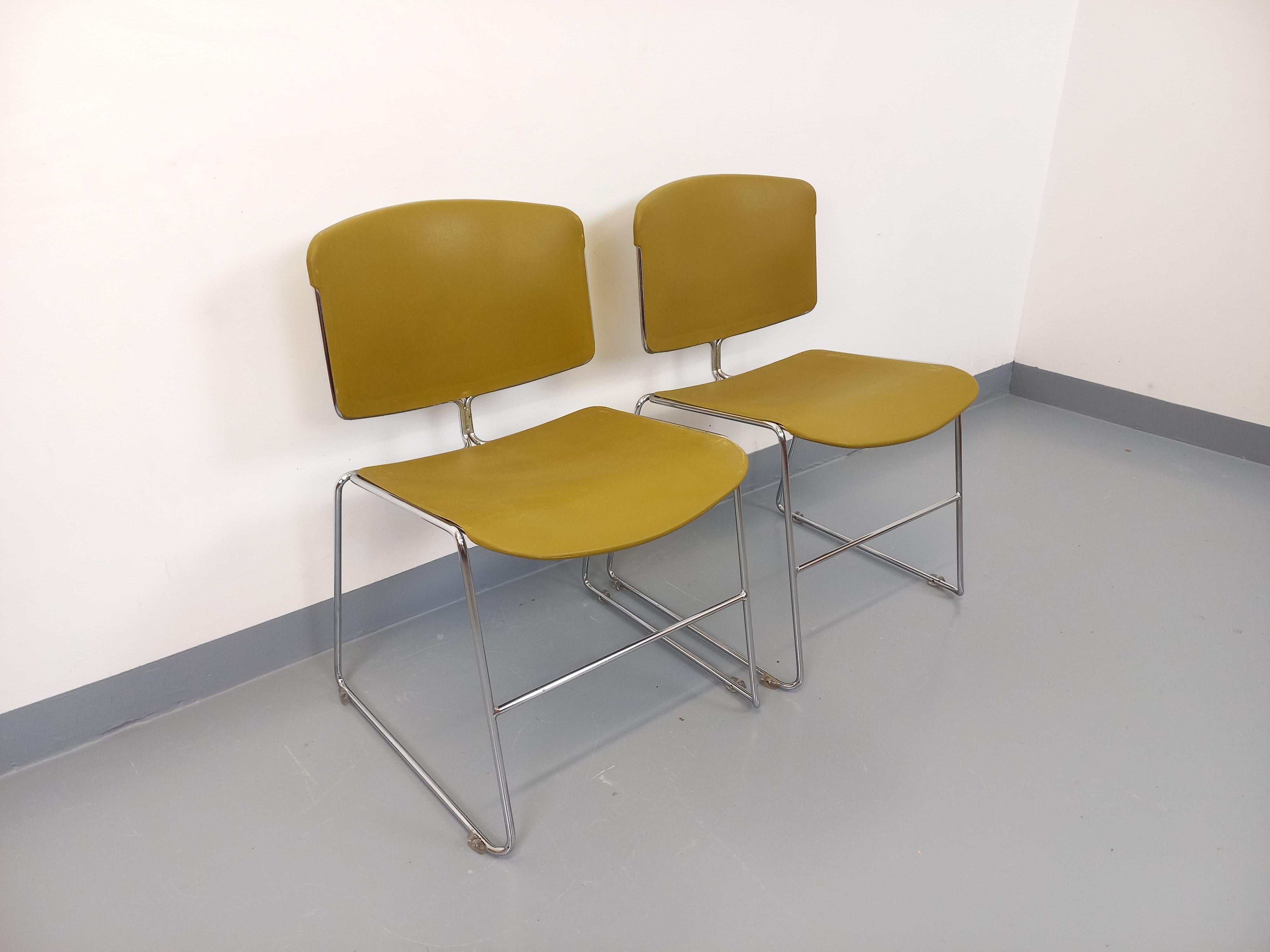 2 chaises empilables vintage Max Stacker pour Steelcase des années 70, en plastique vert moutarde et piétement en métal chromé, bon état général avec des signes d'usage et du temps qui passe sur le plastique et le métal.
Gesamthöhe : 77
