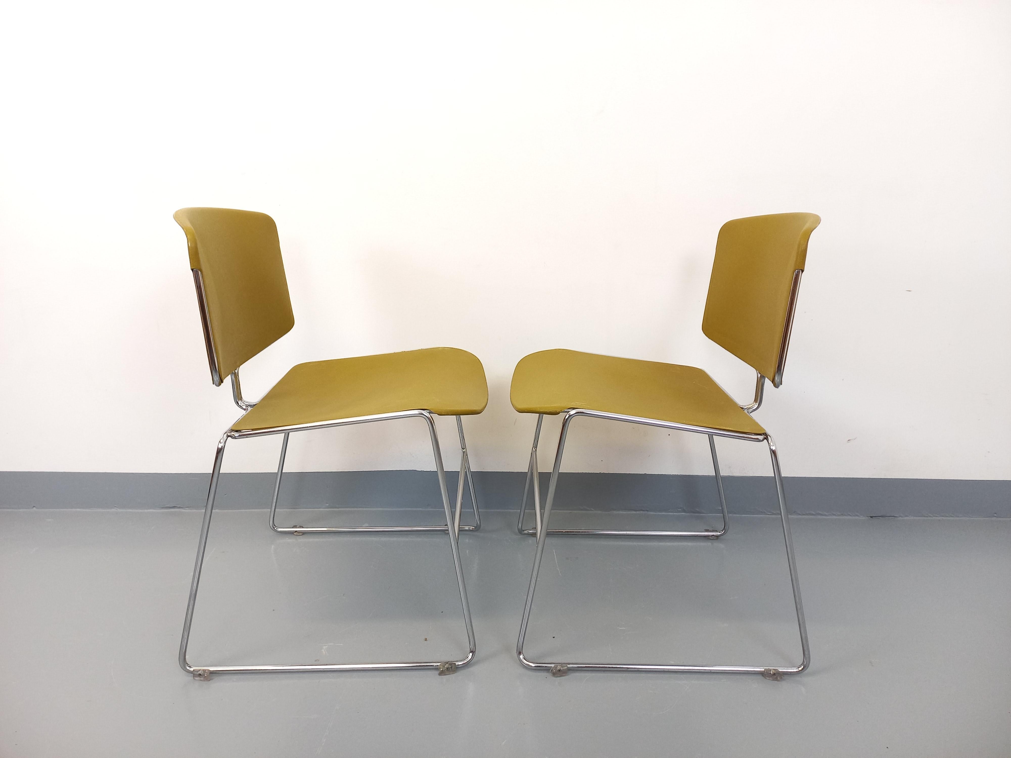 2 Chaises empilables vintage Max Stacker Steelcase en plastique et chrome im Angebot 1