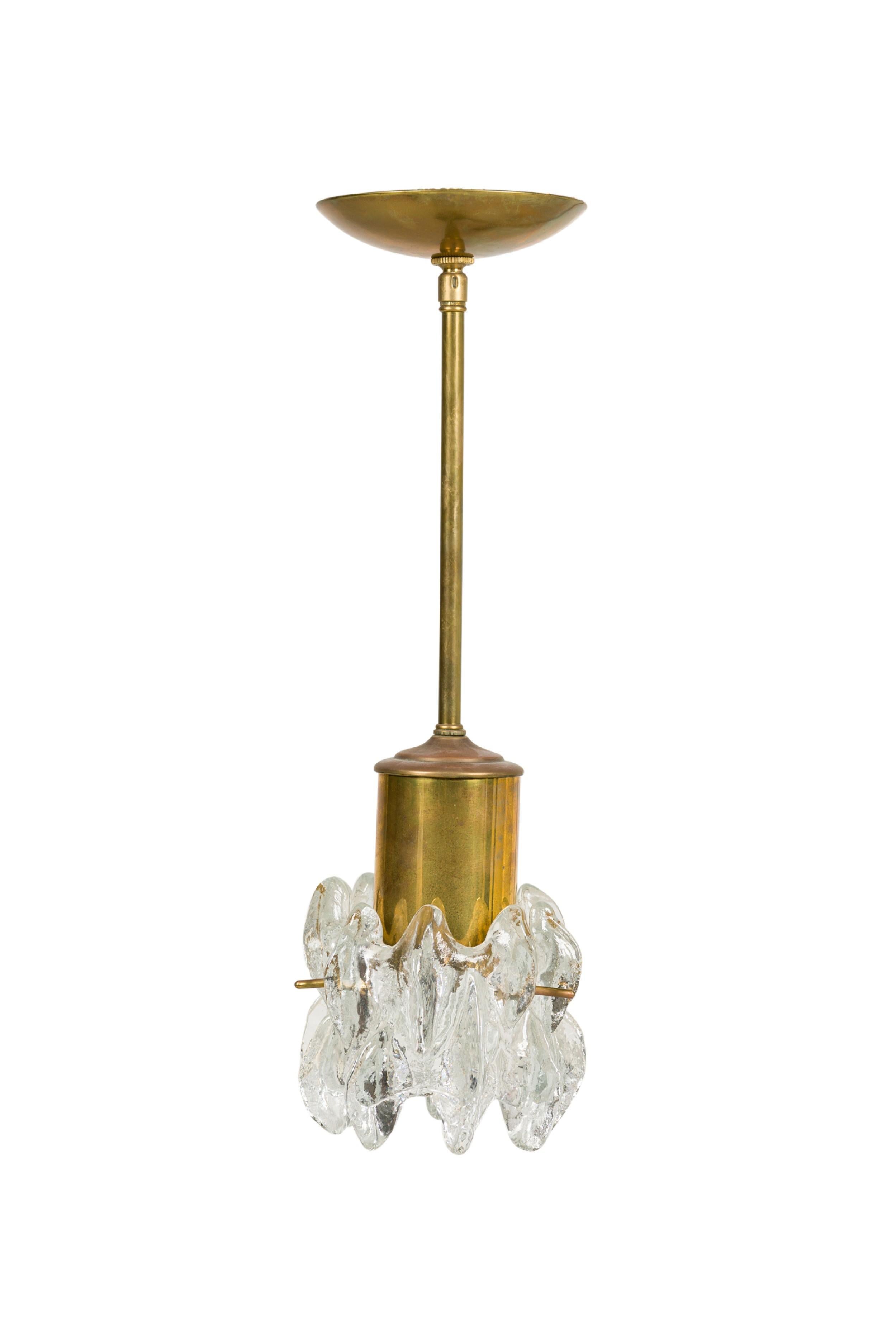 Mid-Century moderno 2 Lampadario con corpo cilindrico in ottone che sostiene un paralume con fondo in vetro in vendita