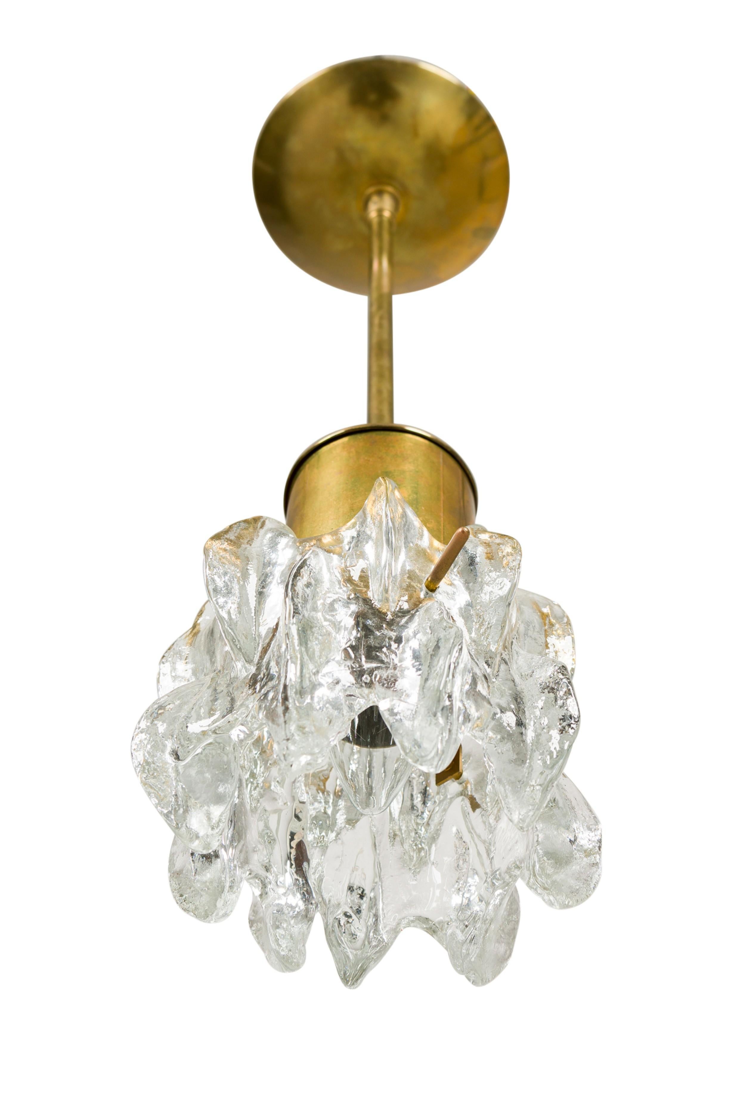 Ottone 2 Lampadario con corpo cilindrico in ottone che sostiene un paralume con fondo in vetro in vendita
