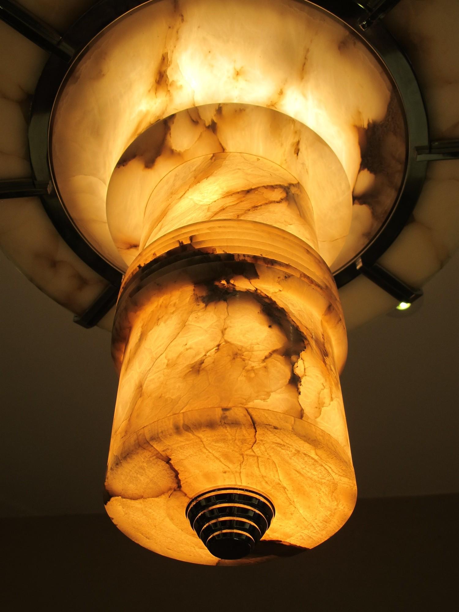Amazing Hanging lamps in alabaster 67 cm diametro x 190 high cm.
if you have problems to the hight, We can cut the Barral, at the indicated height (free of charge).
Style: Art Deco
Year: 1935
Material: alabaster and chrome.
For your safety and that