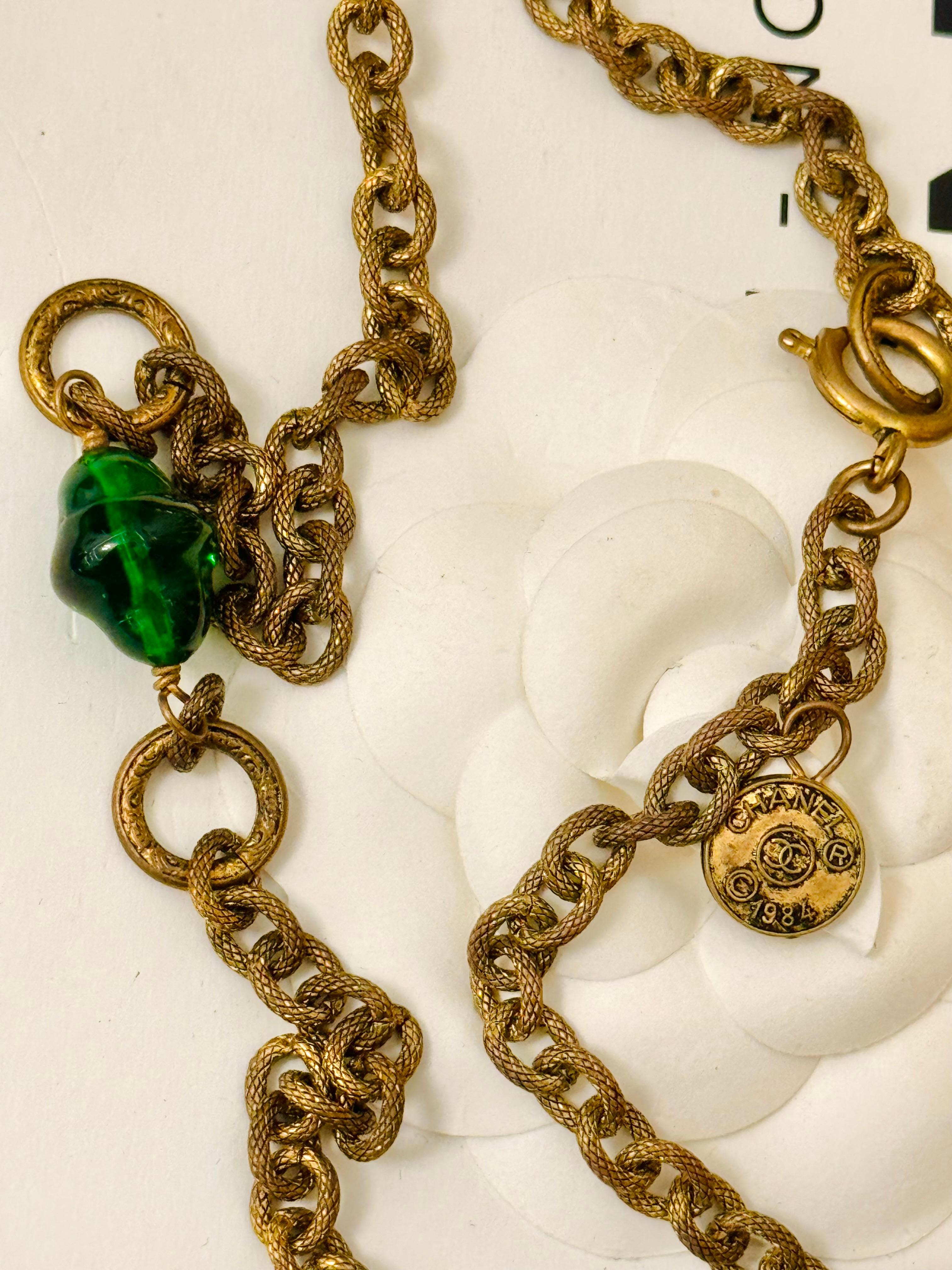 Rare 2 collane Chanel 1984 by Karl Lagerfeld & Greene, cabochon in vetro verde smeraldo, una collana più lunga dell'altra e possiamo raddoppiarle. 