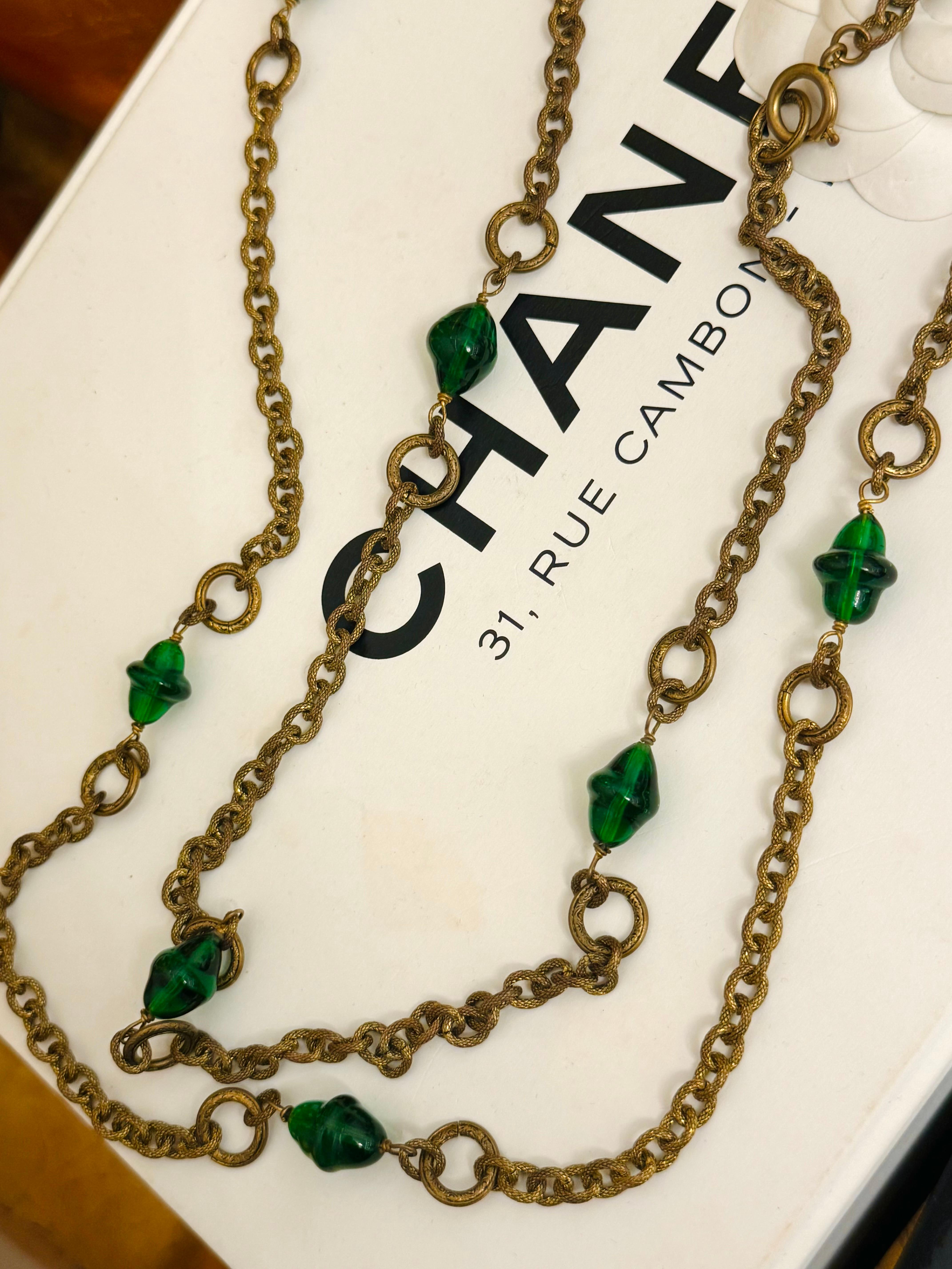 2 collane Chanel 1984 Greene & Greene verde cabochon sautoir di Karl Lagerfeld in vendita 2